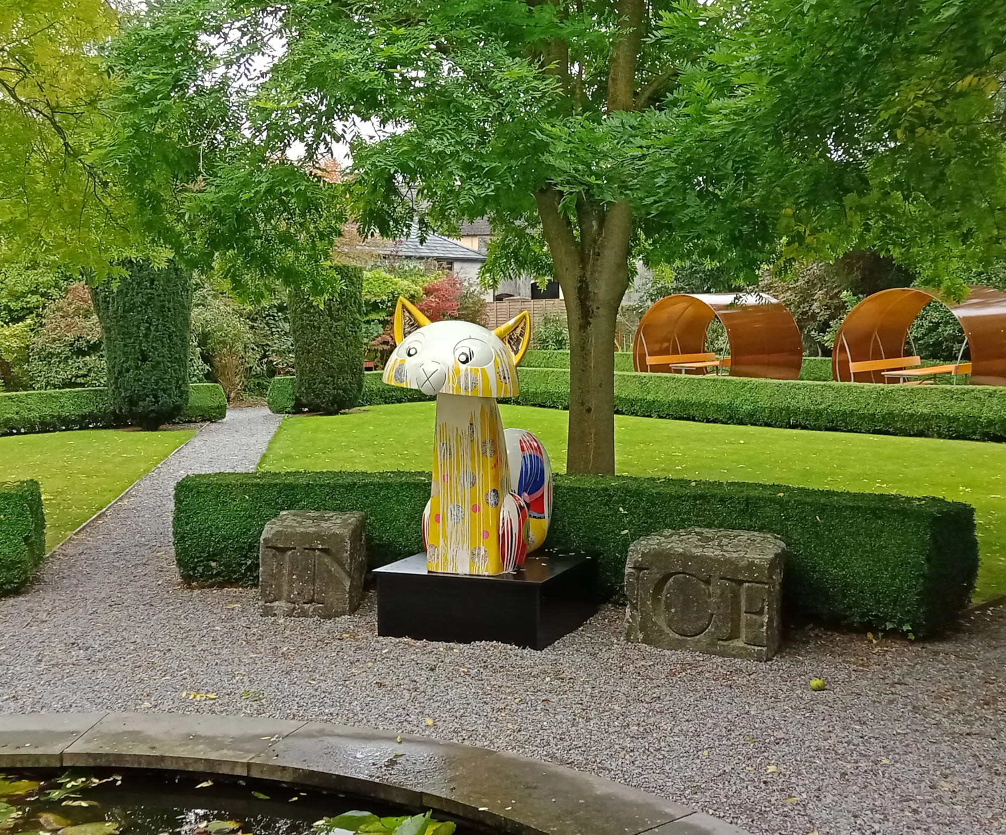 Photo showing: Pángur Bán sculpture at Butler House Garden 1, part of the Kilkenny Cat Walk from October 2021 to April 2022