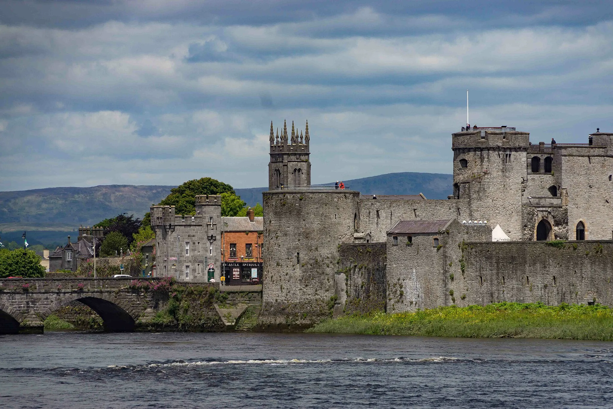 Photo showing: The history of Limerick, stretches back to its establishment by the Vikings as a walled city on King's Island (an island in the River Shannon) in 812, and its charter in 1197.
A great castle was built on the orders of King John in 1200. It was besieged three times in the 17th century, resulting in the famous Treaty of Limerick and the flight of the defeated Catholic leaders abroad. Much of the city was built during the following Georgian prosperity, which ended abruptly with the Act of Union in 1800. The depression has lasted since, apart from a brief hiatus around the end of the last century.
Today the city has a growing multicultural population which means that there are many really good restaurants.

Every time I visit I believe that it has improved since my last visit.