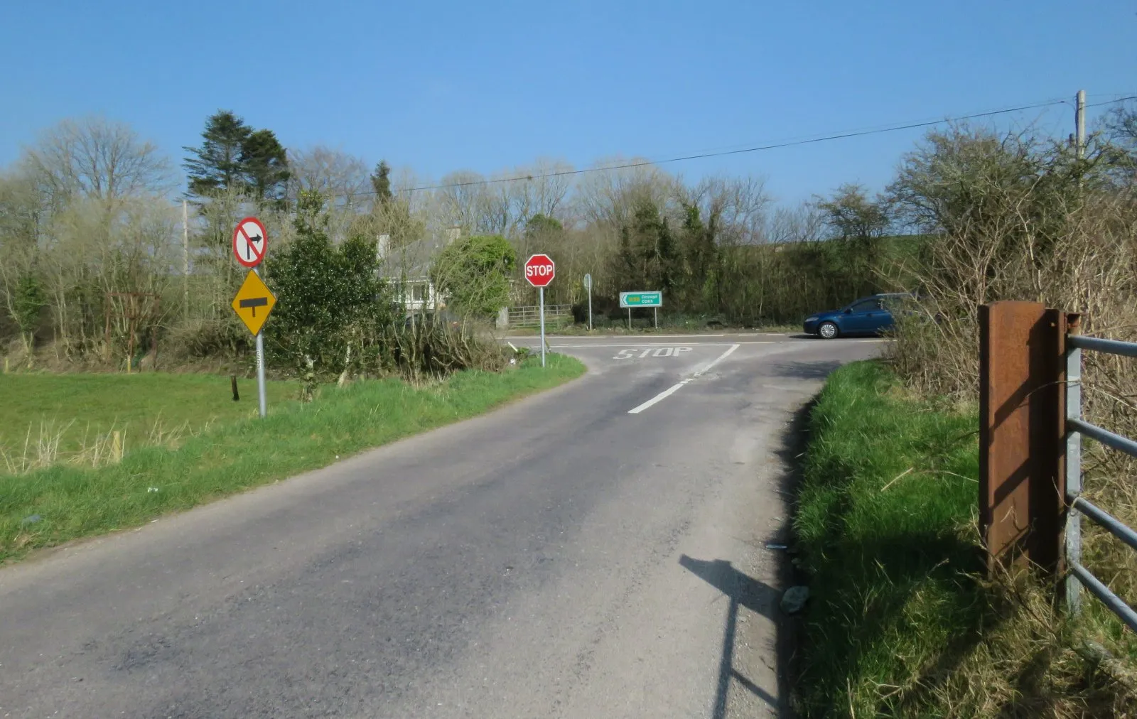 Photo showing: Country road meets the National Route N28