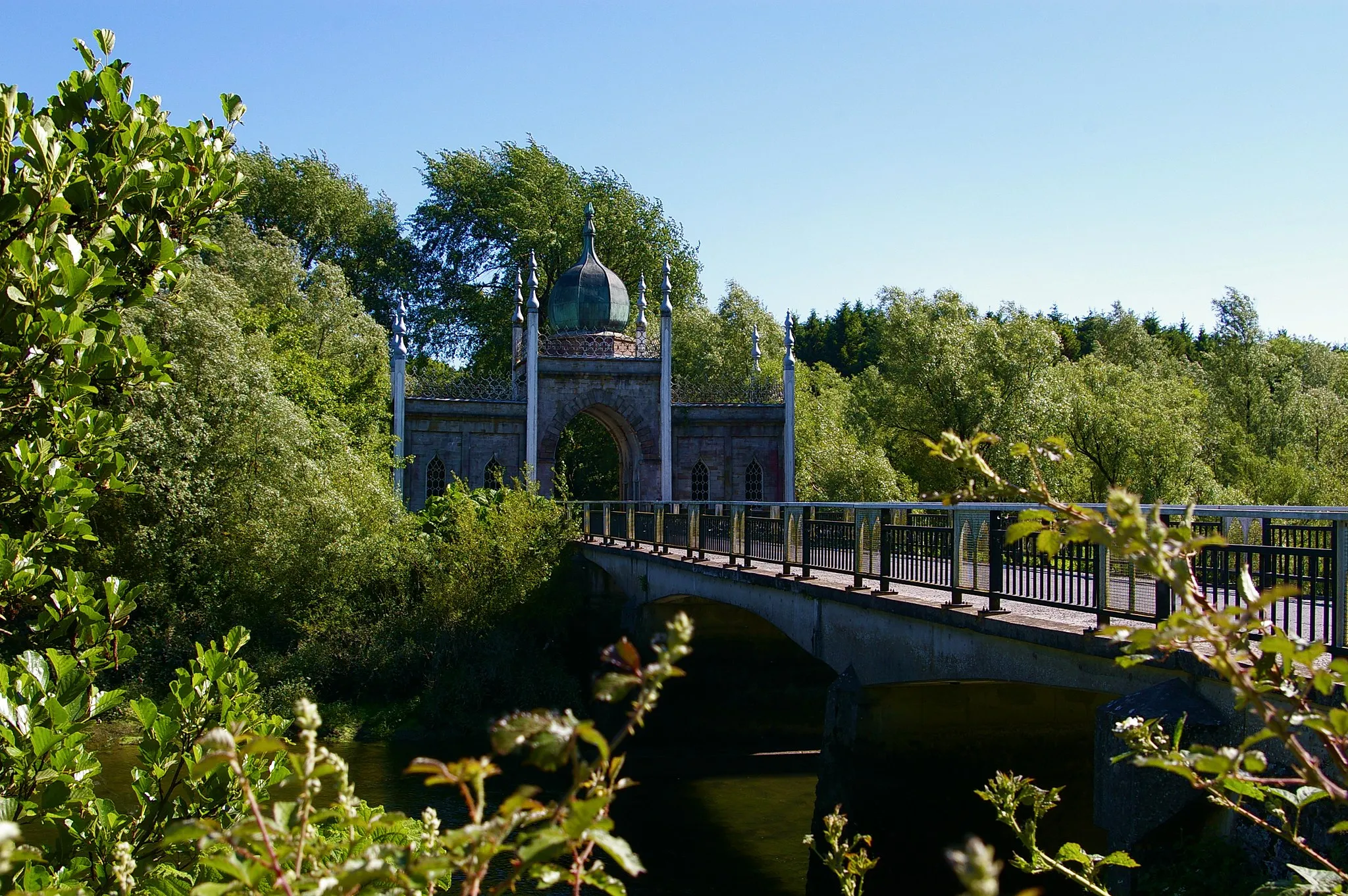 Photo showing: A Hindu/Gothic gate and lodge in Cappoquin, County Waterford, Ireland. Built on the road to Villerstown in the 19th Century to mark the marriage of a popular local landlord and M.P.