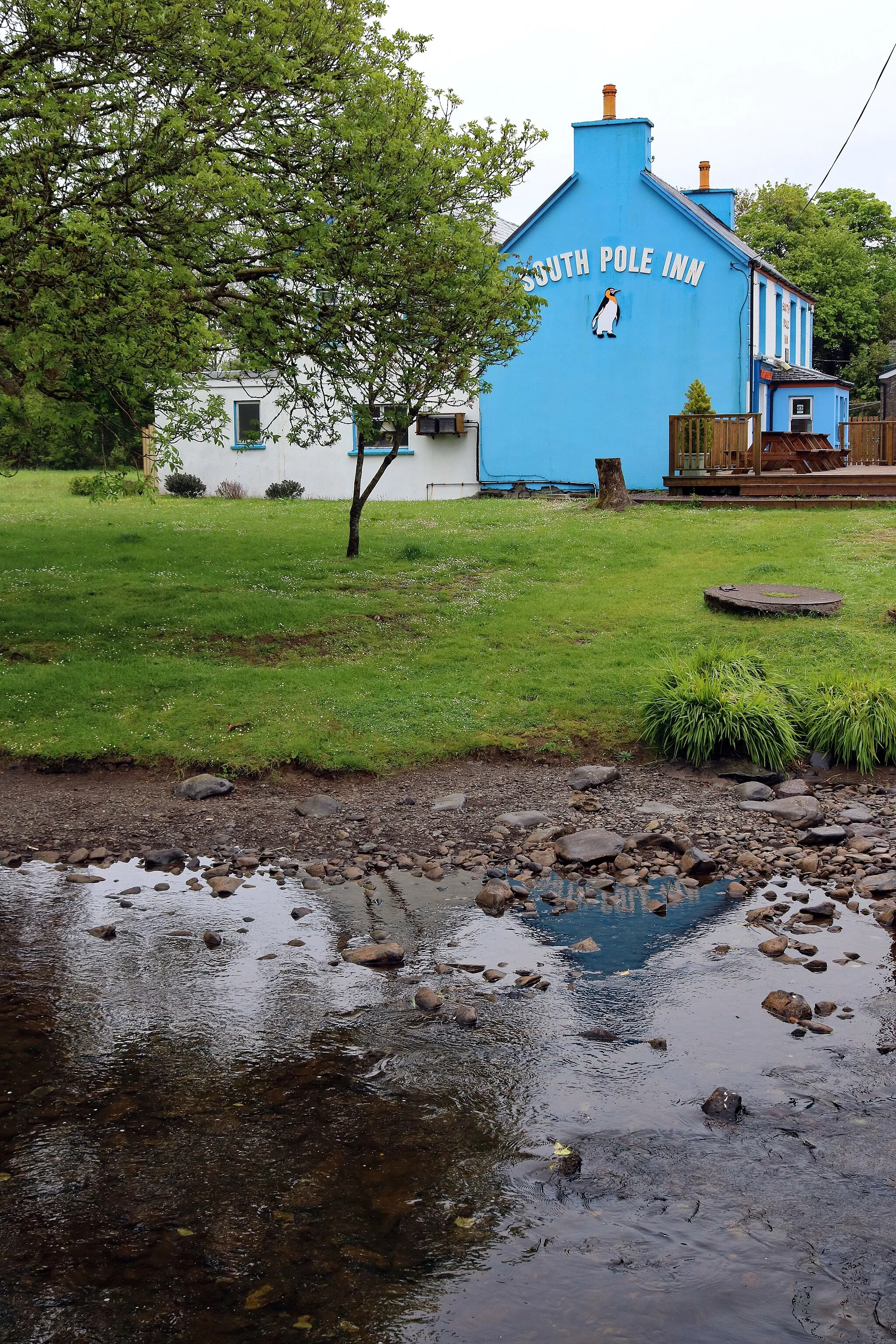 Photo showing: South Pole Inn & River Owenascaul