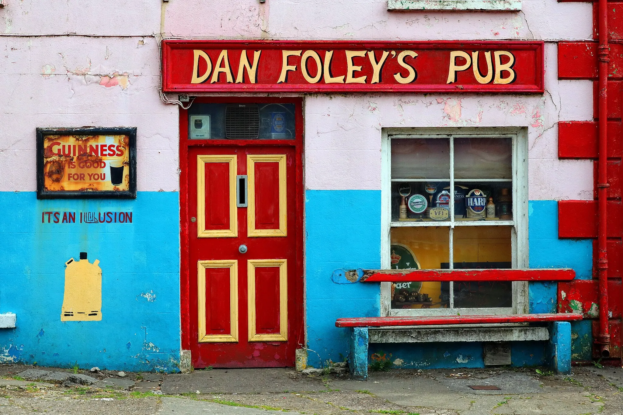 Photo showing: Dan Foley's Pub in Annascaul, County Kerry (closed)
