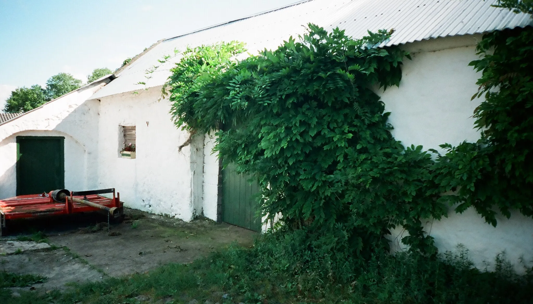Photo showing: A farm shed looking on to a yard, on a farm close to Murroe, County Limerick. Taken around 2001/2002.
