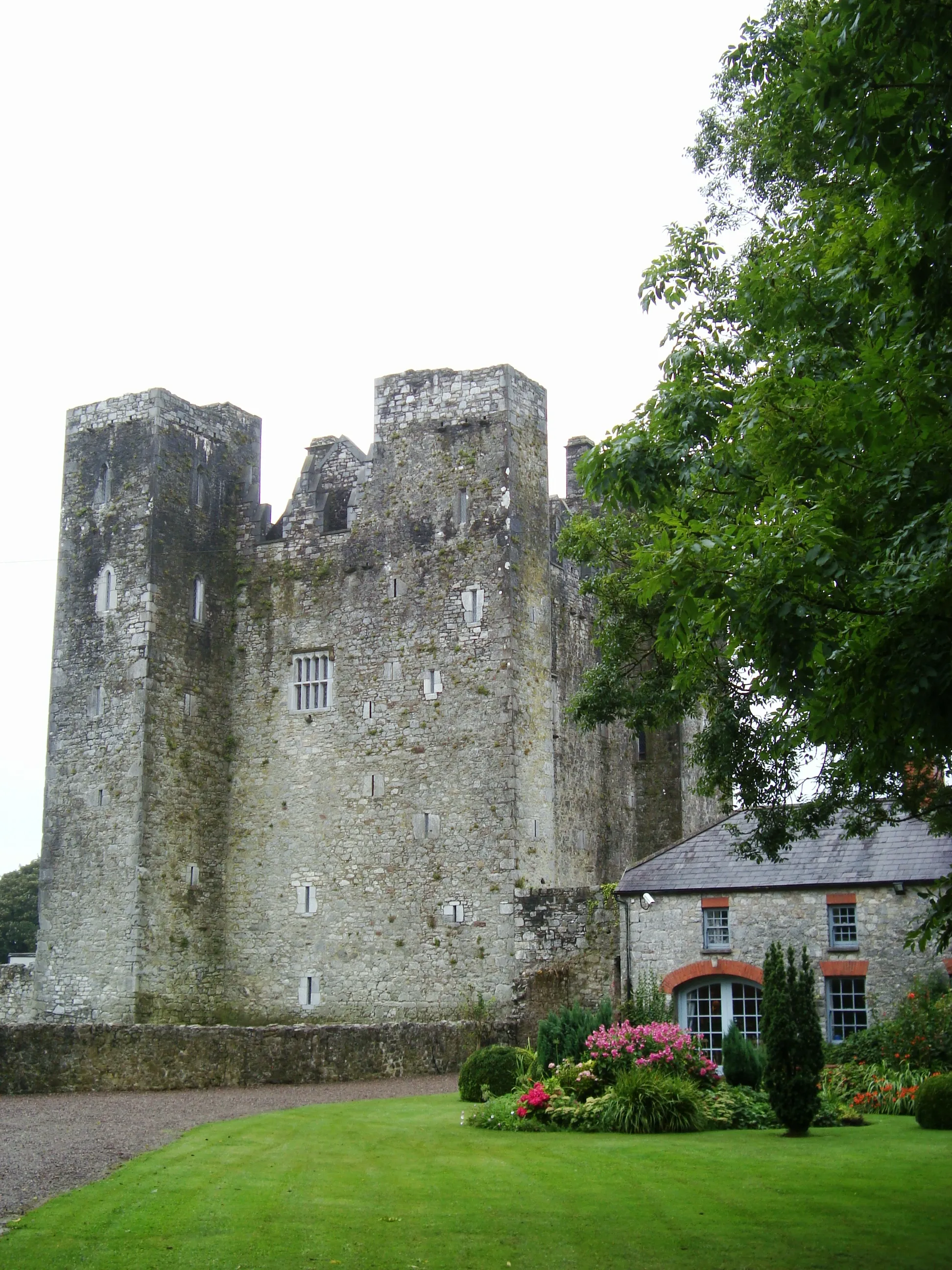 Photo showing: Barryscourt castle was built in a style fairly typical in Ireland in the 16th century, consisting of a main tower house building with smaller adjacent buildings arranged around a courtyard, which was protected by an outer "bawn" or curtain wall, with 3 smaller corner towers.