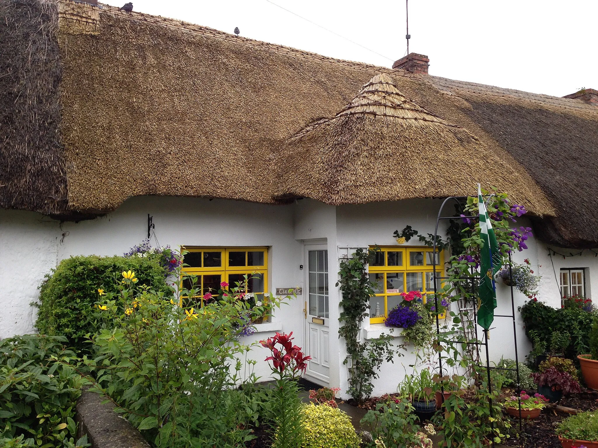 Photo showing: View of typical thatched cottage in Adare, Ireland