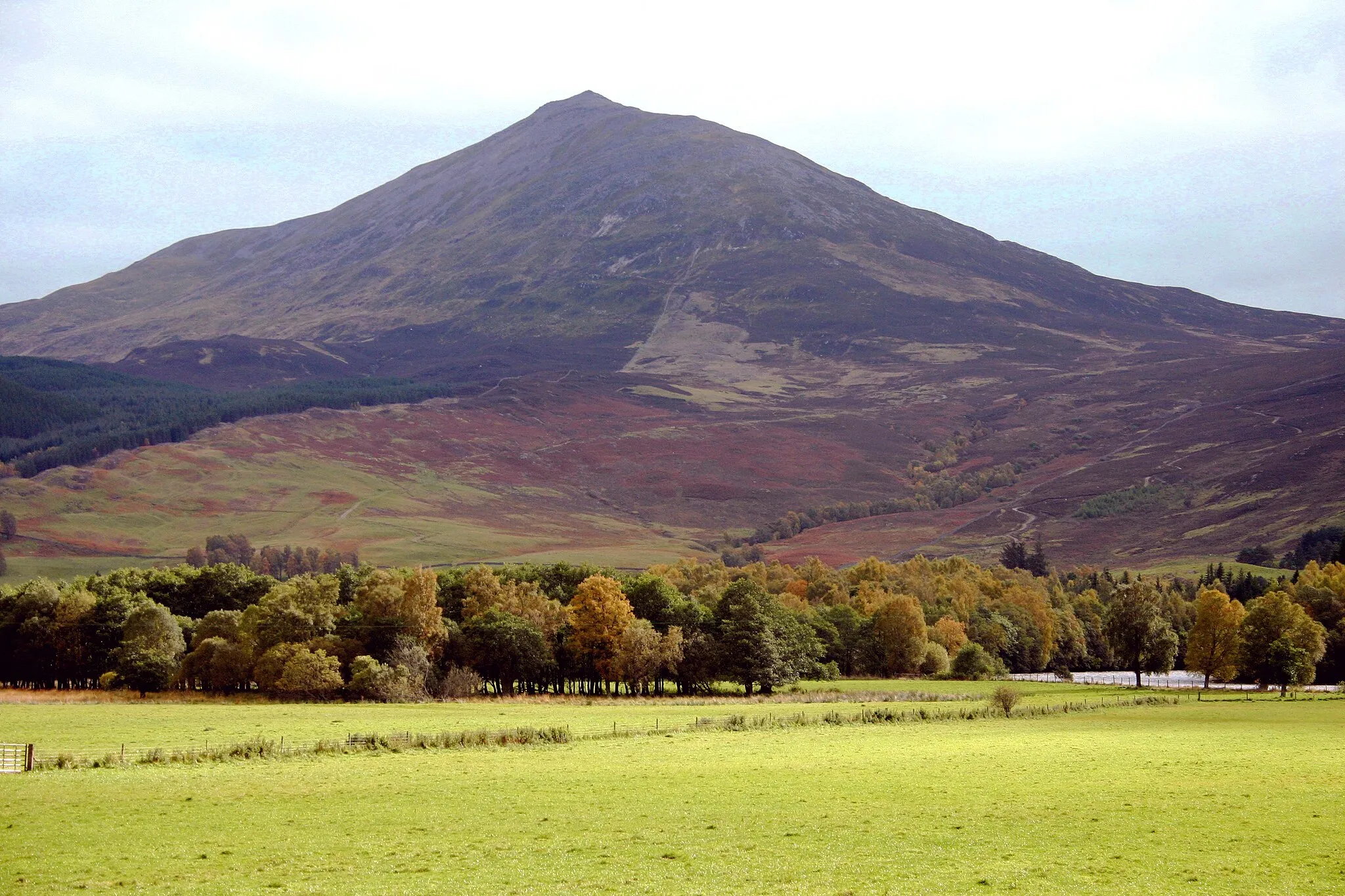 Photo showing: Schiehallion viewed across the River Tay, with its characteristic symmetry.