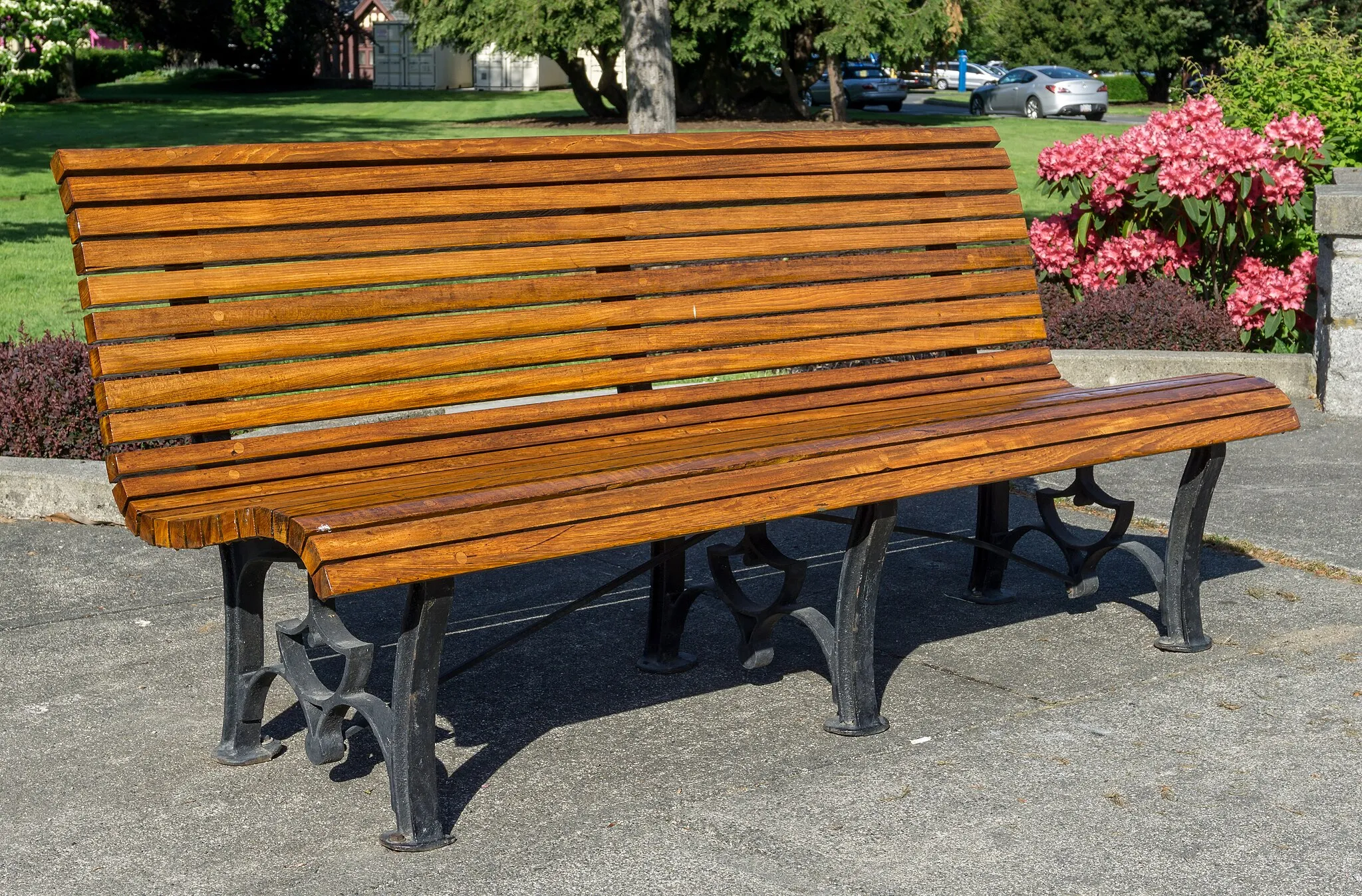 Photo showing: Wooden bench by Victoria Centennial Fountain, Victoria, British Columbia, Canada