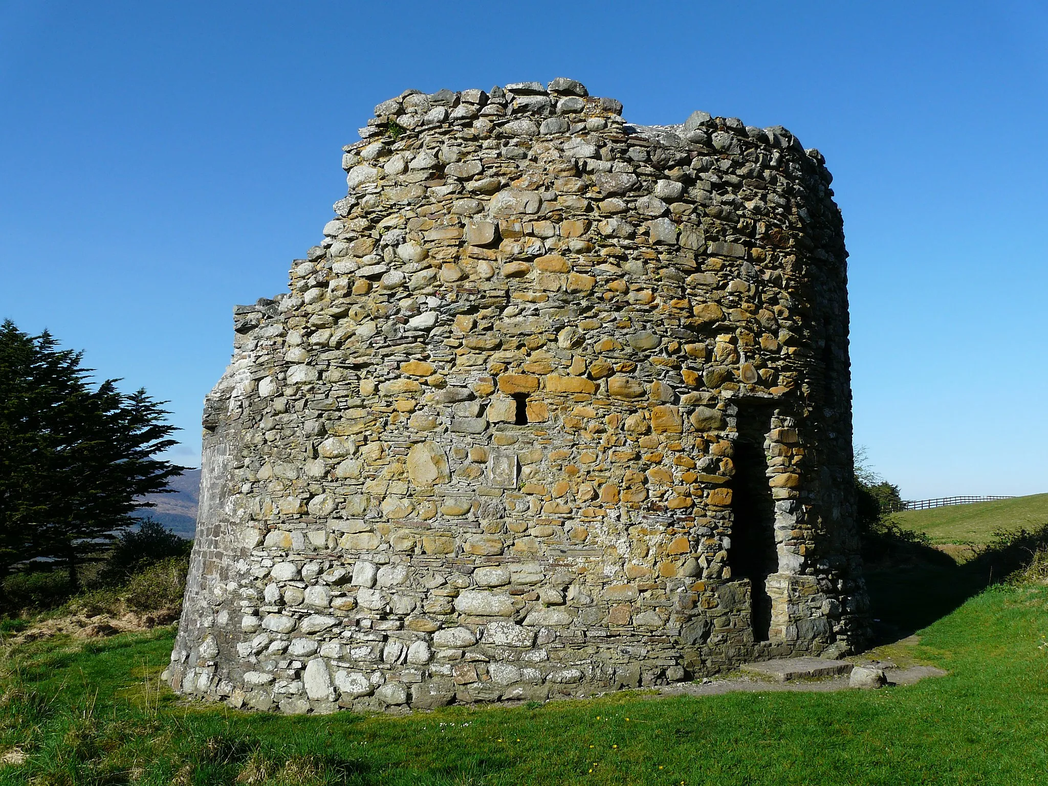 Photo showing: Remains of Parkavonear Castle in Aghadoe outside Killarney, Ireland. The Norman castle had a rare circular keep surrounded by earthworks.