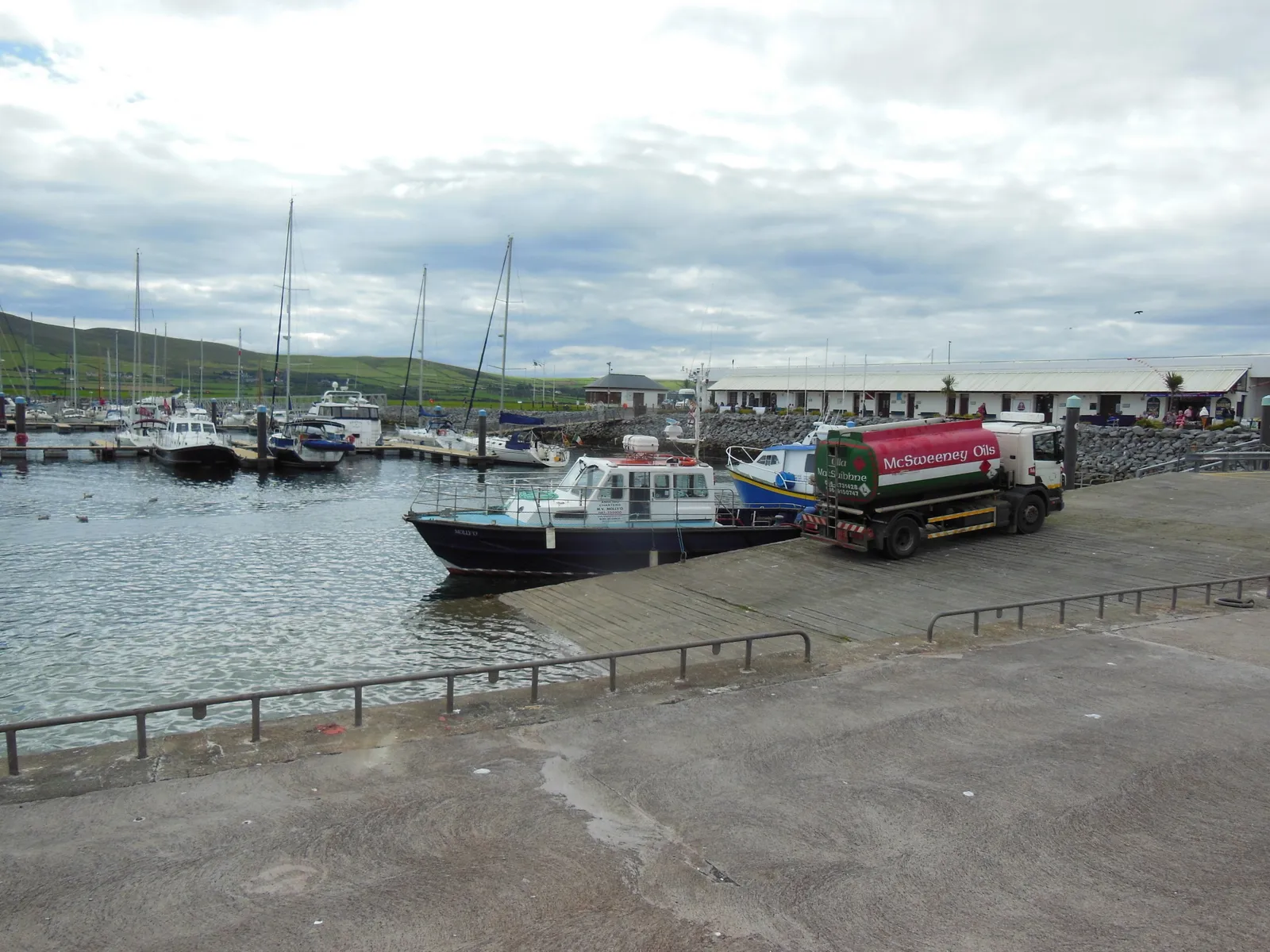 Photo showing: Refuelling MV Molly'O at Dingle Marina