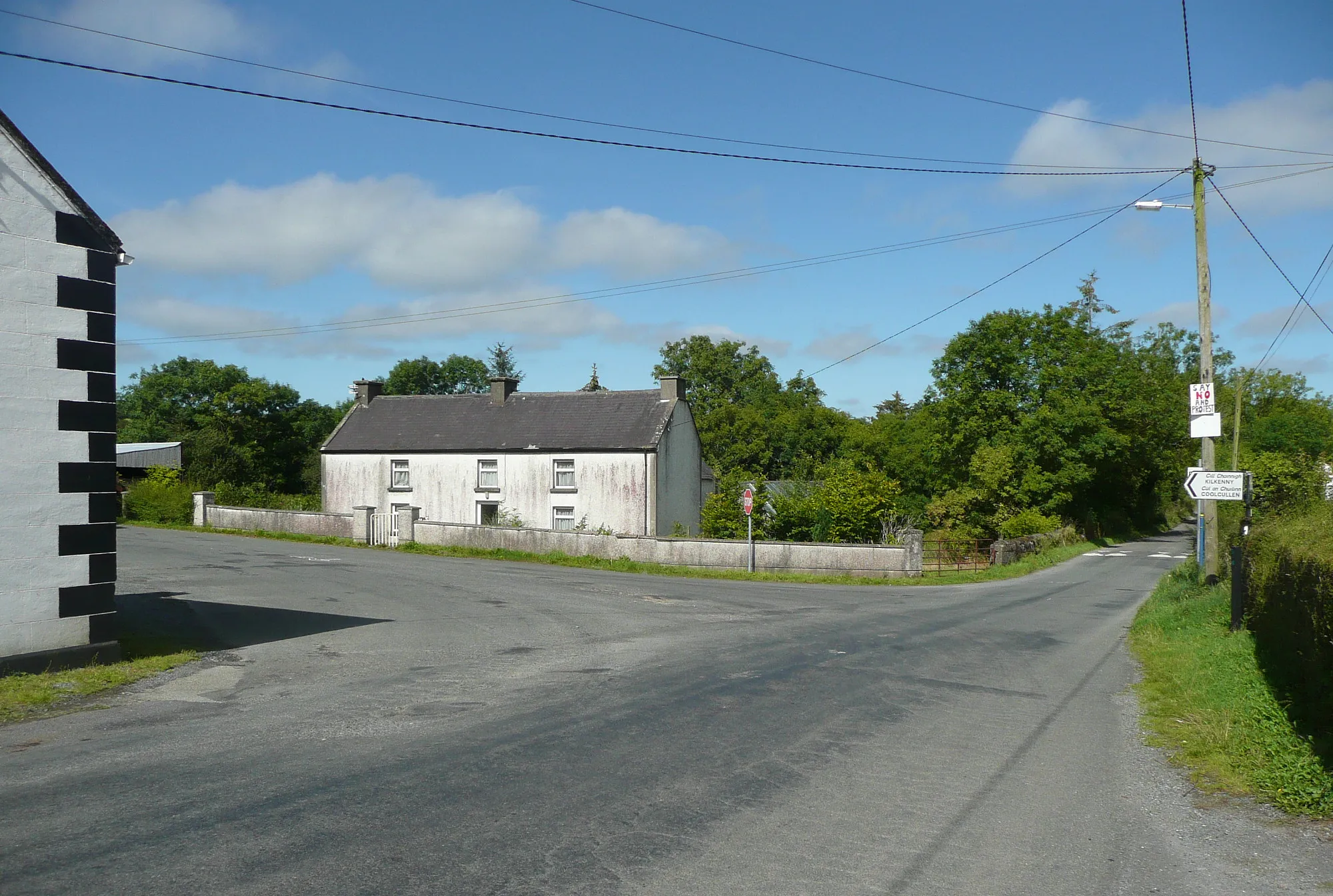 Photo showing: Road junction at the Ridge Bar