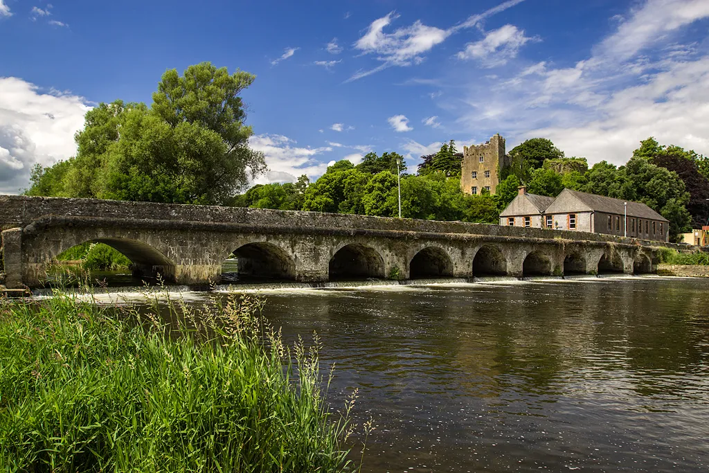 Photo showing: Castles of Munster: Ardfinnan, Tipperary. The original castle was built by Prince John in 1185, and after being taken by General Ireton, was garrisoned by Cromwellian troops throughout the 1650s. The castle was restored and rebuilt in the 18c and 19c, with the exception of a 15c tower. The castle together with the ancient bridge over the River Suir make an attractive group.