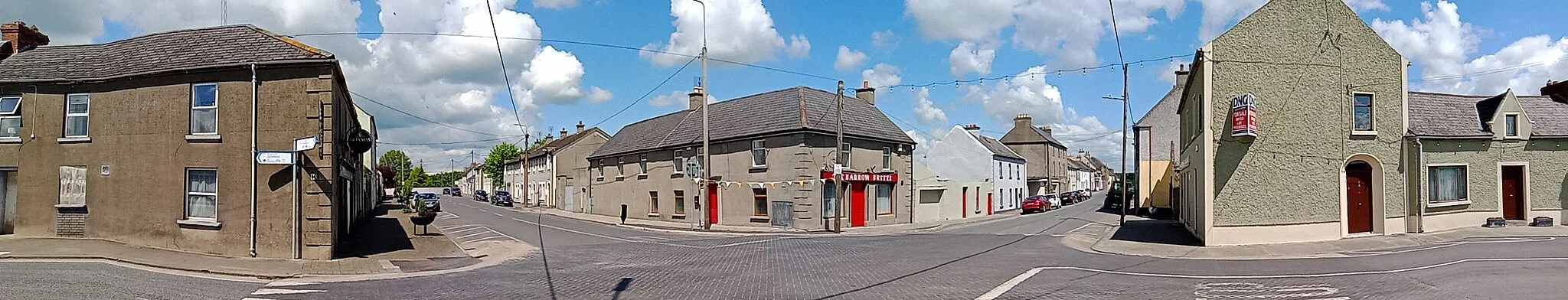 Photo showing: Panorama showing the main streets in Goresbridge, the left going to Paulstown, straight ahead towards Gore's Bridge and right towards Graiguenamanagh