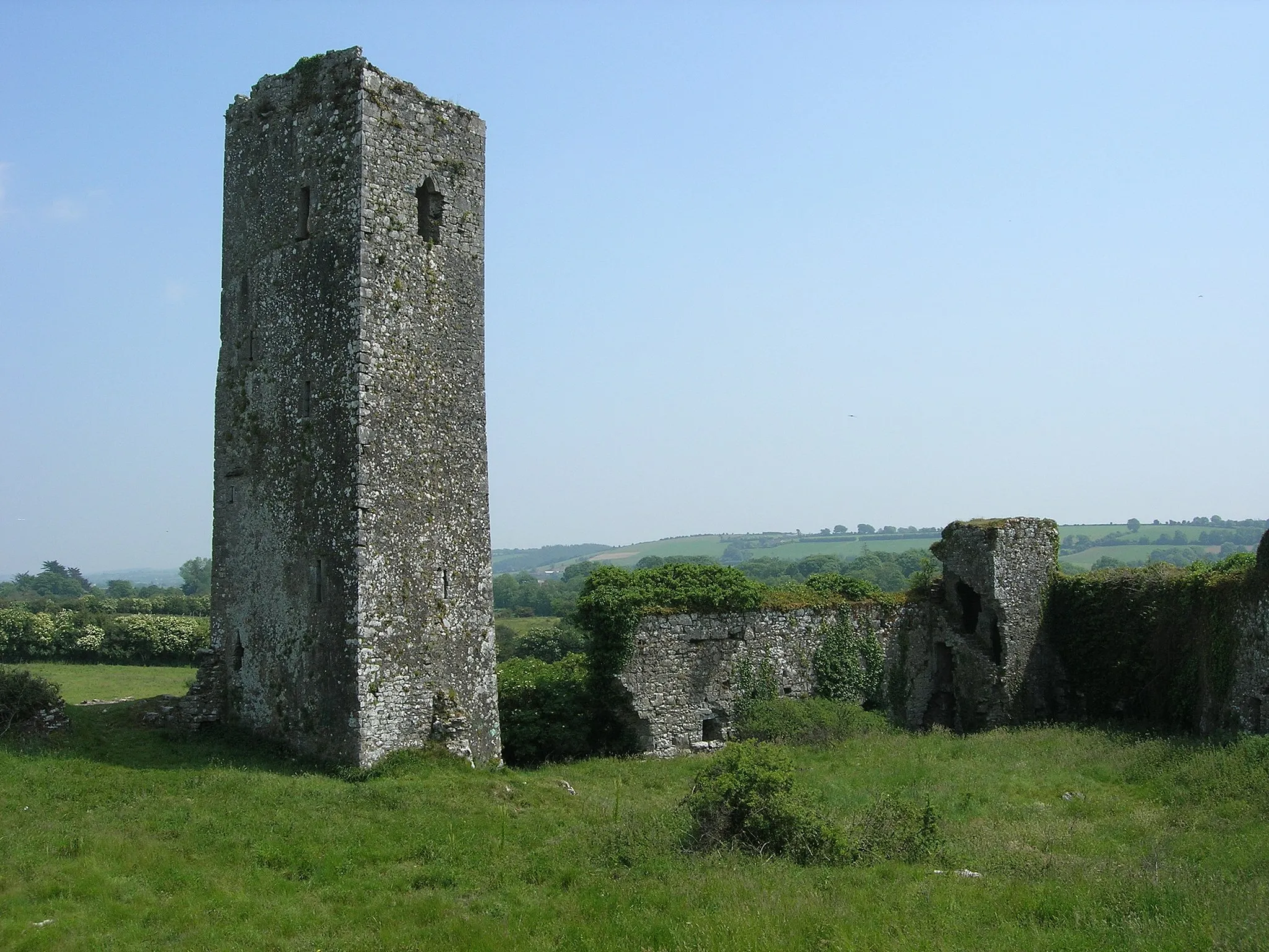 Photo showing: Ballincollig Castle tower and southeast wall.  Picture taken from west wall.  County Cork, Ireland.