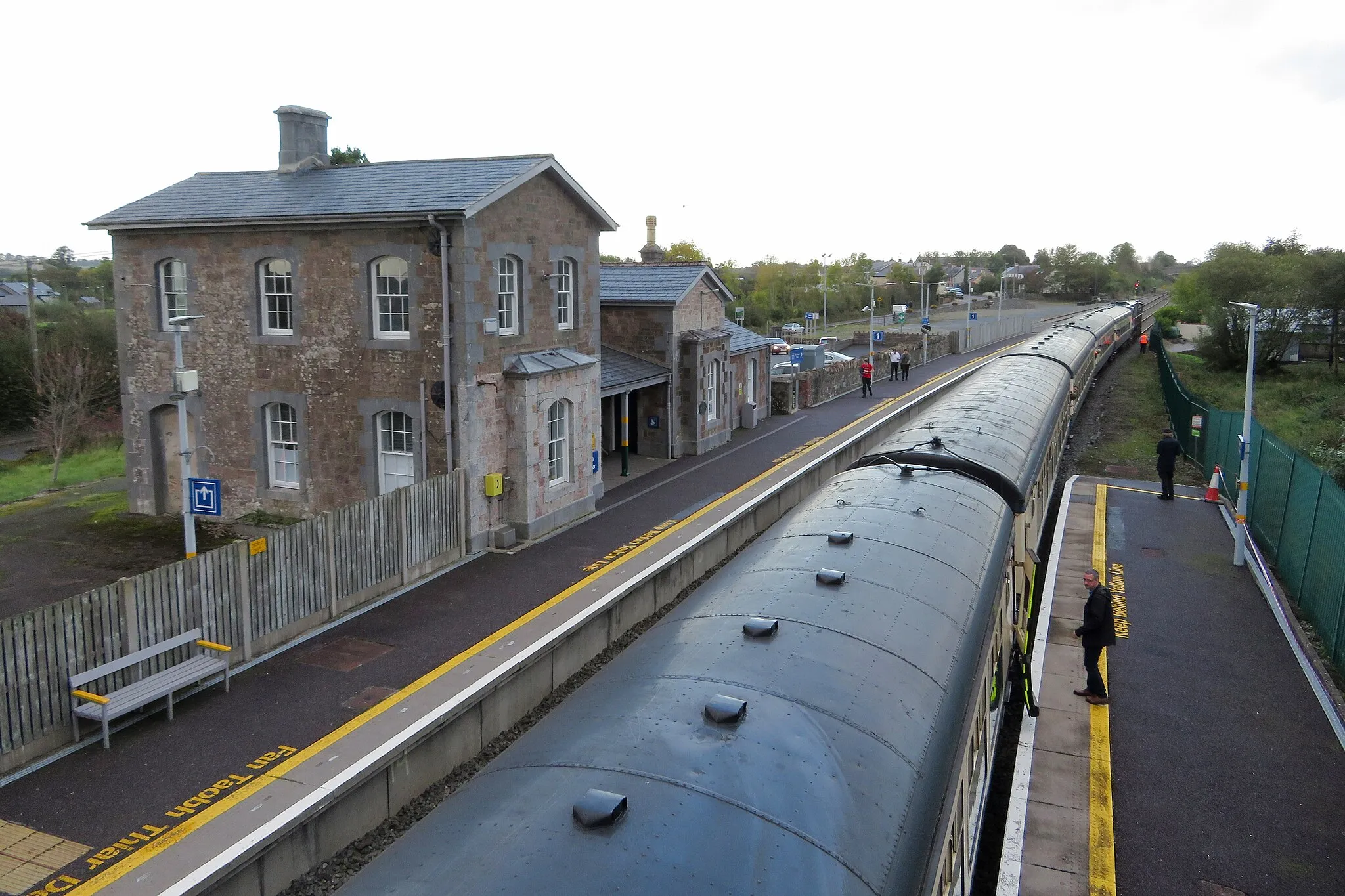 Photo showing: Banteer station. The train is the Cobh Rambler railtour, and is waiting to pass a service train on the otherwise single-track line.
Creative Commons Licence [Some Rights Reserved]   © Copyright Gareth James and licensed for reuse under this Creative Commons Licence.