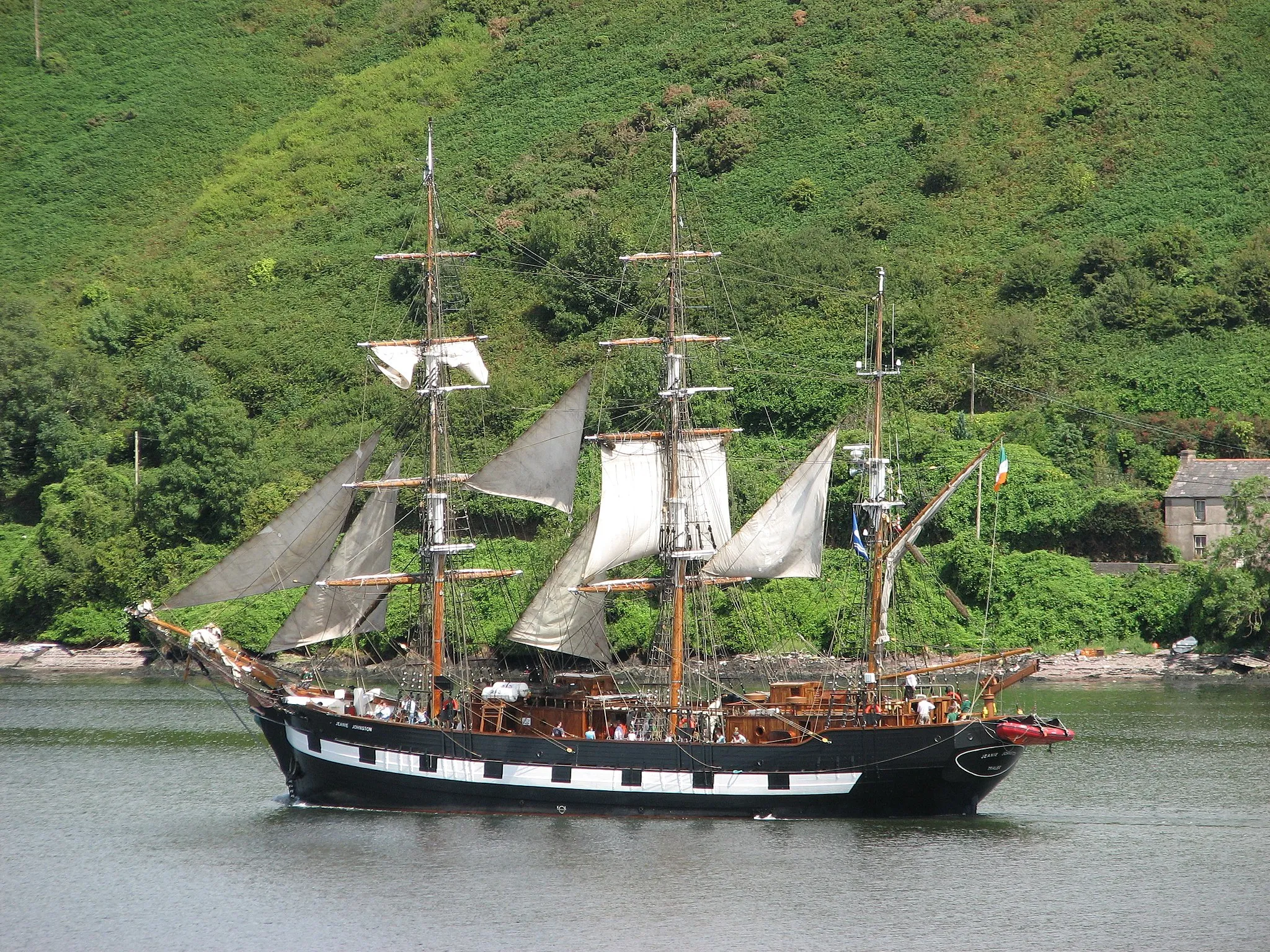 Photo showing: The Jeanie Johnston sailing proudly by Glenbrook in County Cork, Ireland