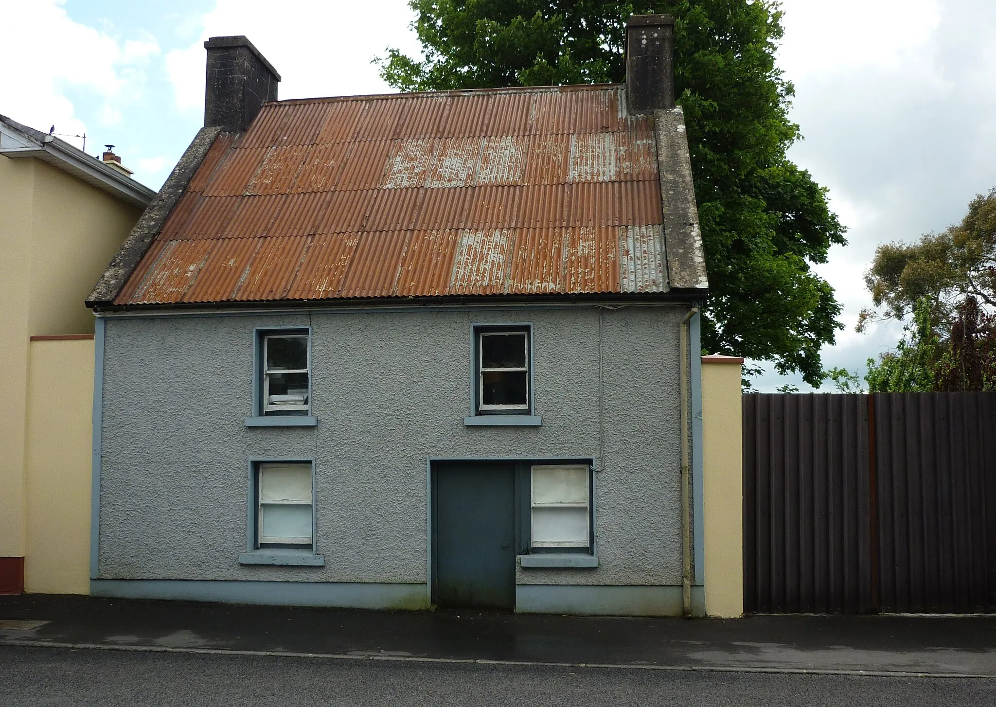 Photo showing: Is this the oldest house in Tulla?