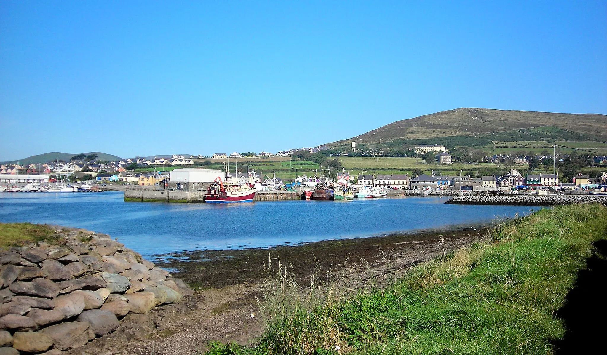 Photo showing: Fishing and farming have long been the major industries, but tourism has become an increasingly important business in the town, particularly since the filming of "Ryan's Daughter" in the area in 1969.