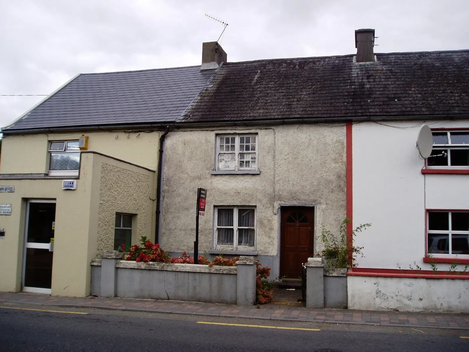 Photo showing: Cottage next to Post Office, Ballymacarbry