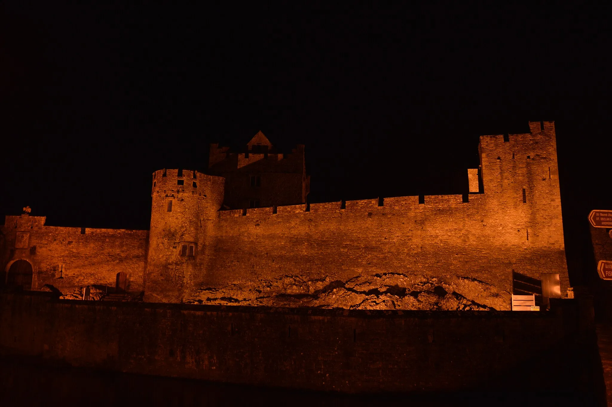Photo showing: Cahir Castle, Tipperary lit up at night.