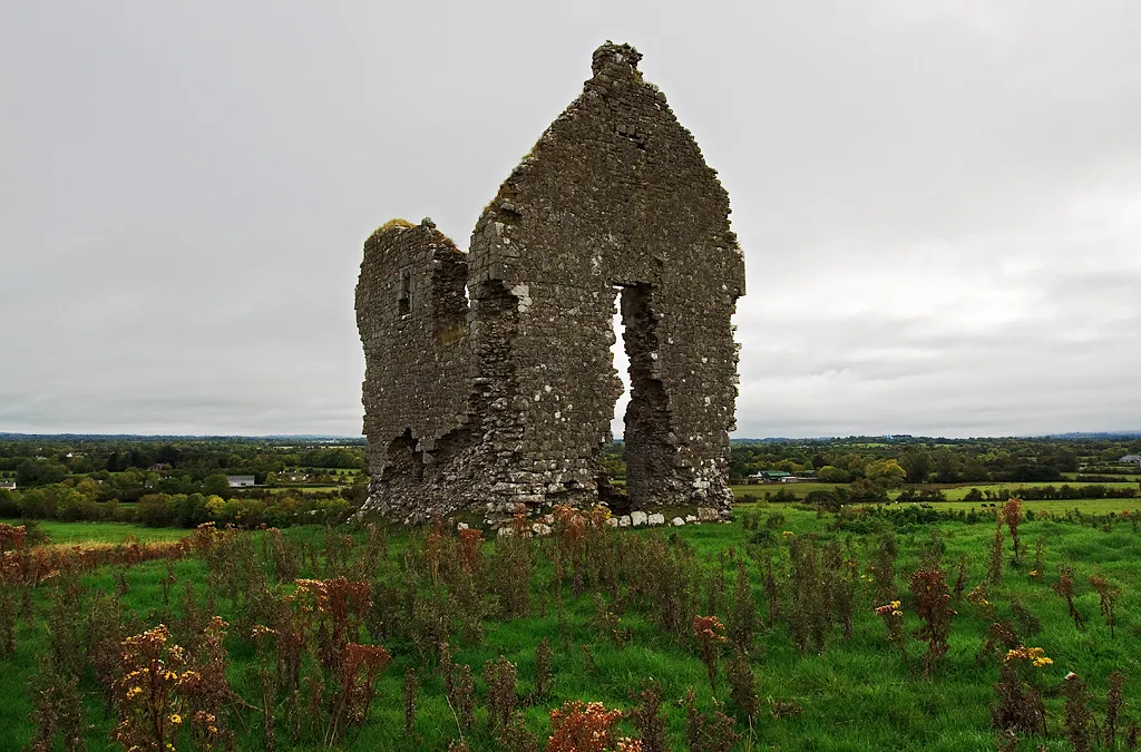 Photo showing: Castles of Munster: Knocklong, Limerick This O'Hurley tower is on a hilltop overlooking the village of Knocklong just over the border in Co. Limerick. Held by Garrett MacThomas in 1583, it was remodelled in the C17.