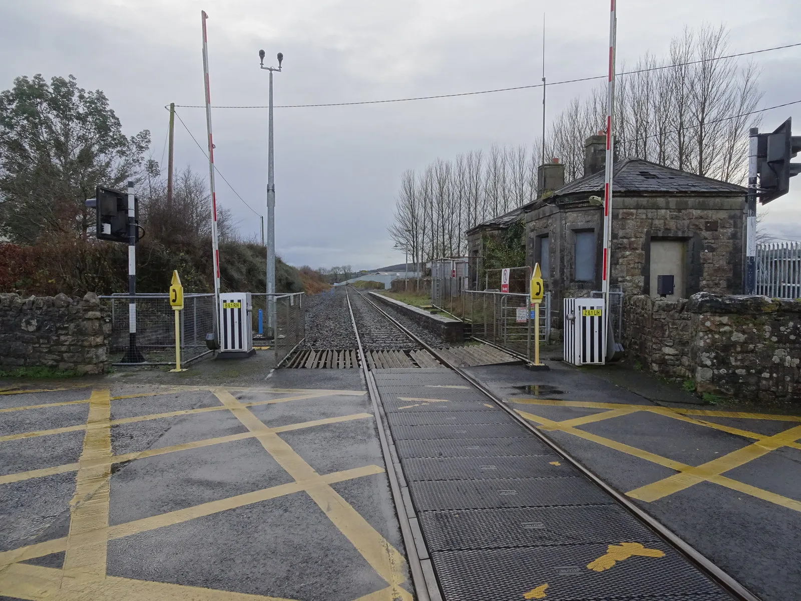 Photo showing: Mullinavat railway station (site), County Kilkenny Opened in 1853 by the Waterford & Kilkenny Railway on the line between those two places, it later became part of the Great Southern & Western Railway. This station closed in 1963.
View south towards Kilmacow and Waterford. One of the two former platforms and the main building were extant when this image was taken, but the building appears derelict.