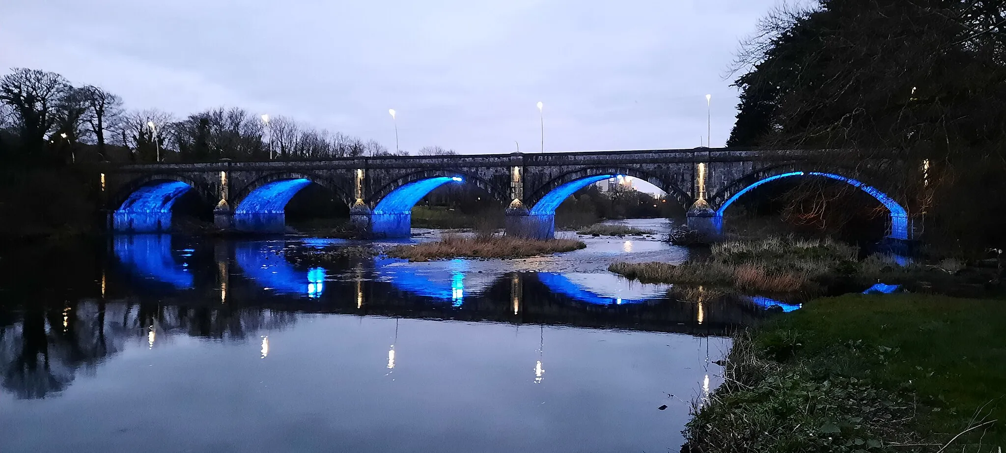 Photo showing: Listowel bridge floodlit at dusk