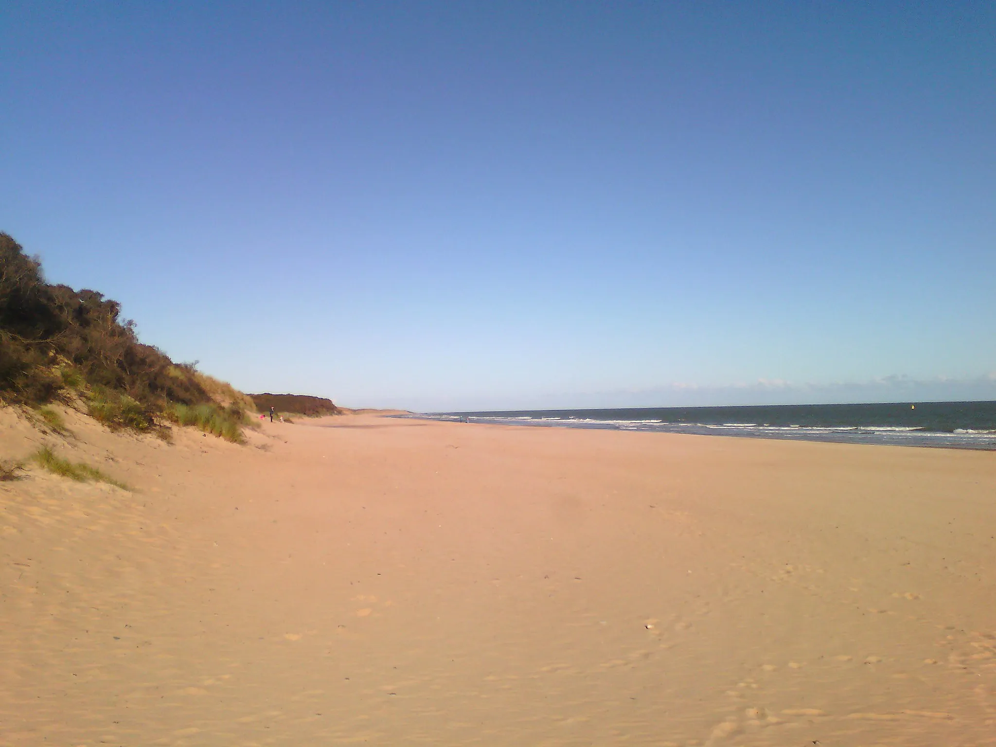 Photo showing: Morriscastle Beach, looking north, October 2015. It is quite common to find the beach near deserted, even in good weather.