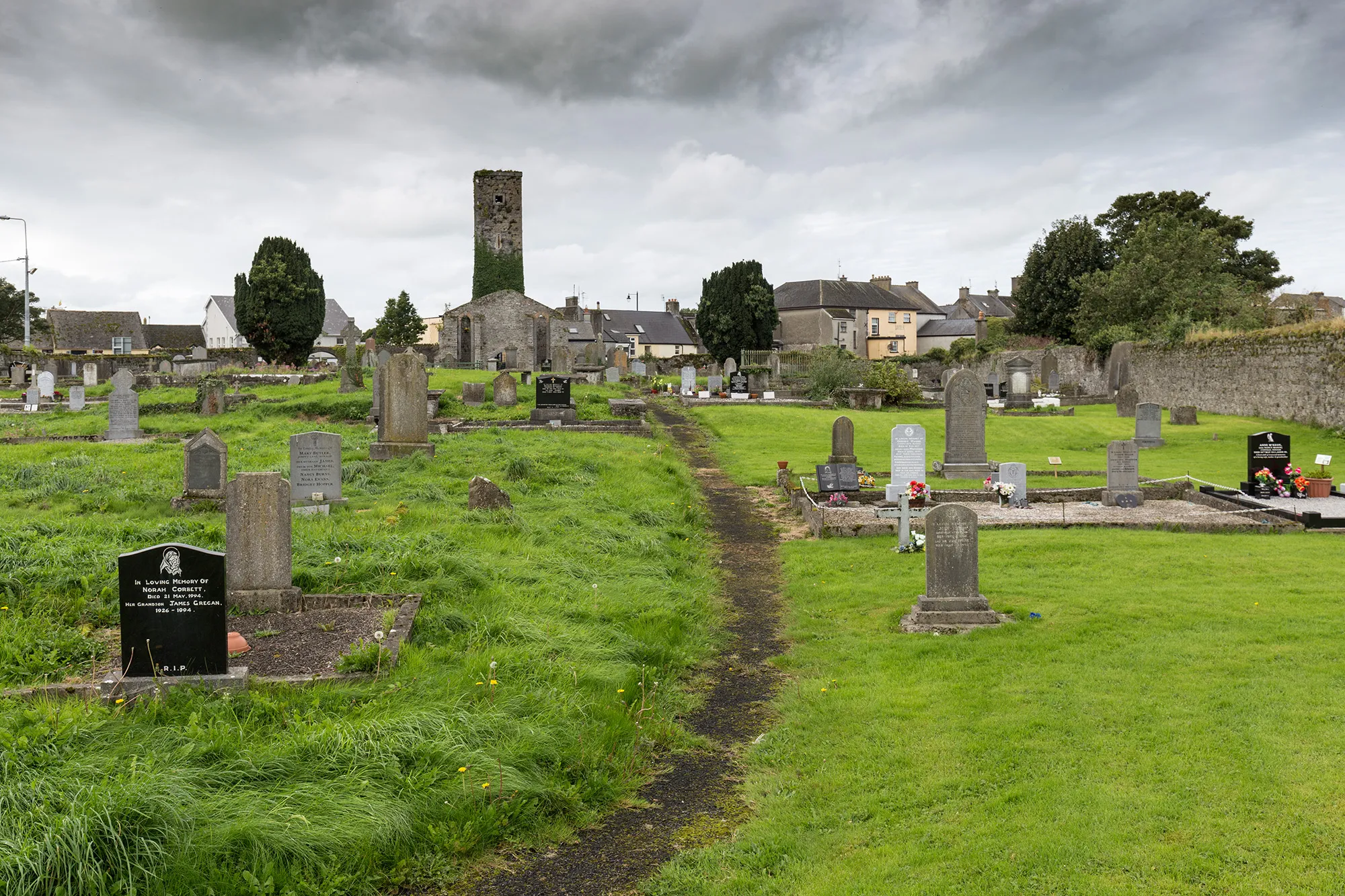 Photo showing: Cemetery and ruined church, Nenagh