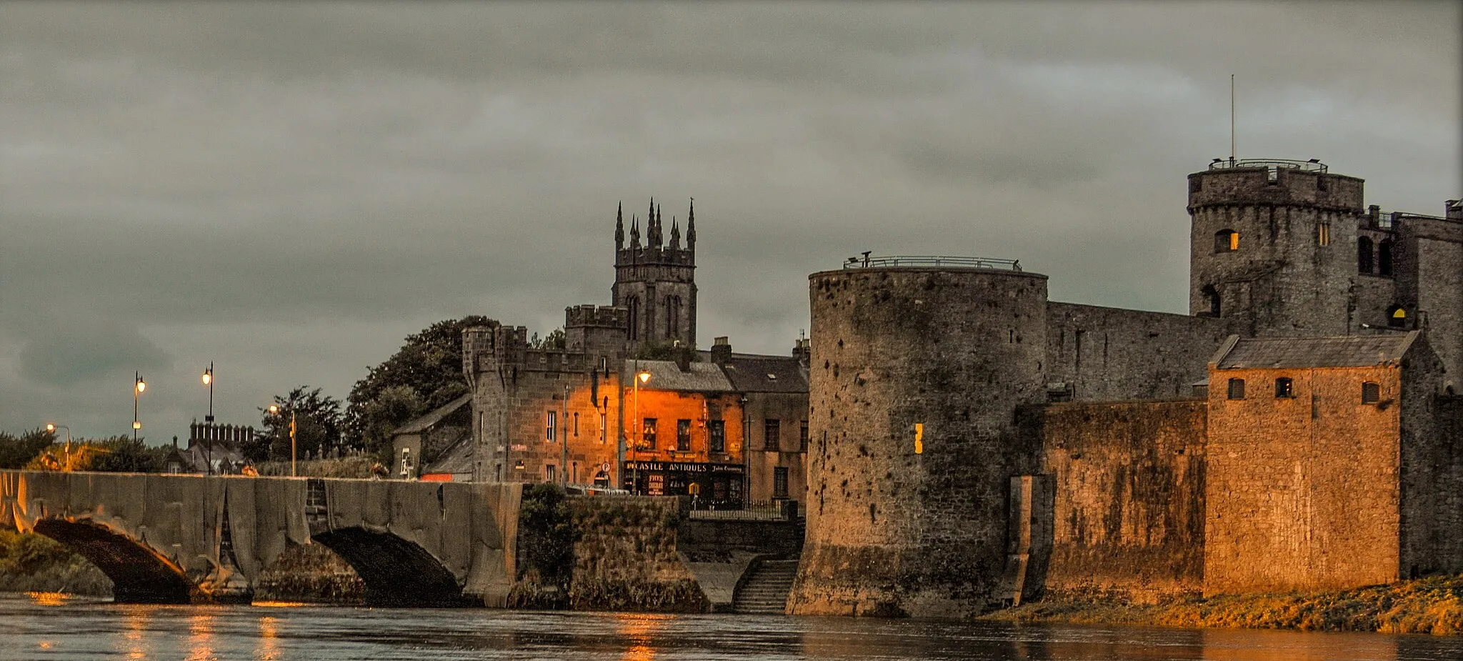 Photo showing: Kings Castle overlooking the river Shannon at the twilight hour.