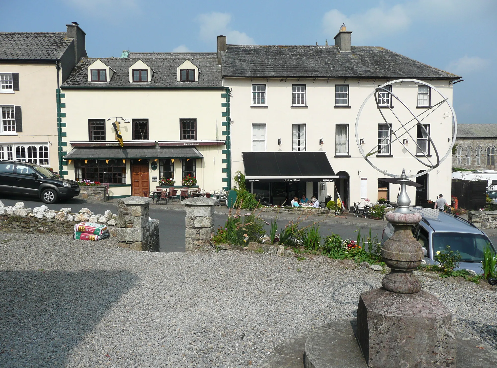 Photo showing: Café and Millennium sundial, Inistioge