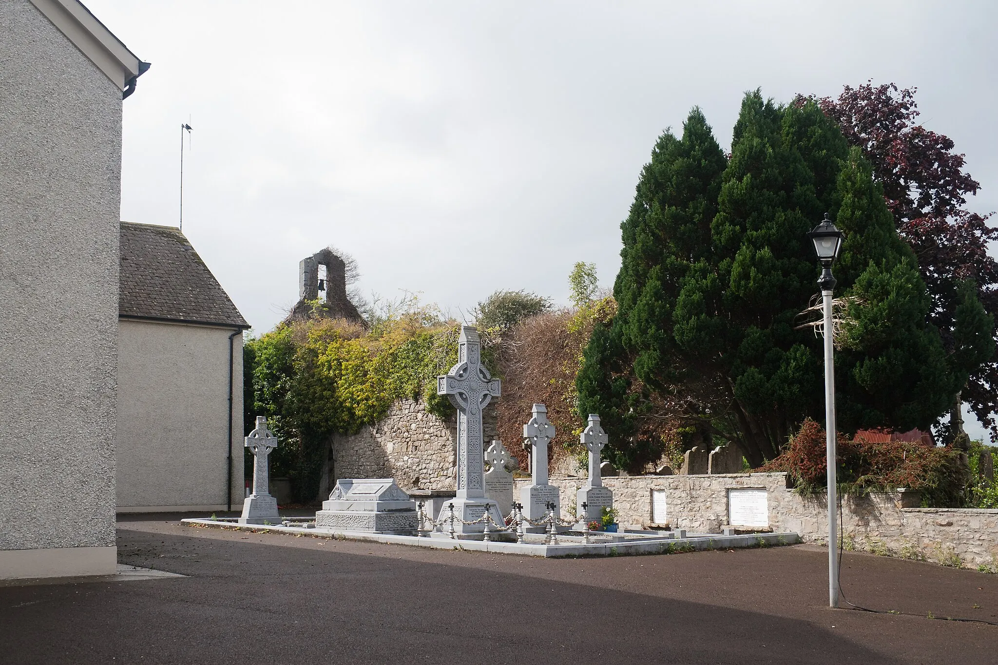 Photo showing: Graveyard of the priests of St. Joseph's Church, located between the church and Toomyvara Priory.