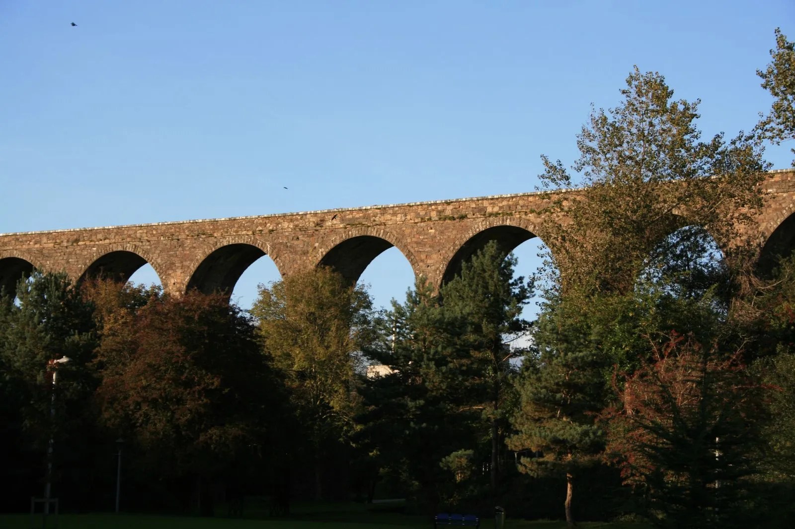 Photo showing: A view of the Railway Viaduct in Kilmacthomas, Co Waterford, Ireland.
(Nov 2007, Cannon EOS 400D, Lens Model: EF-S18-55mm f/3.5-5.6).
