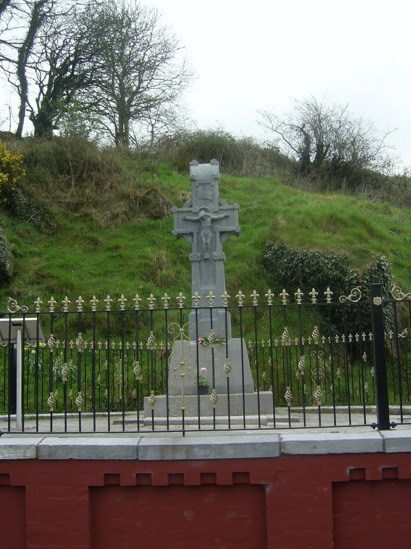 Photo showing: The Cross on the bend in the road at Béal na mBláth commemorating where Michael Collins, leader of the Irish Army, was killed in the summer of 1922.