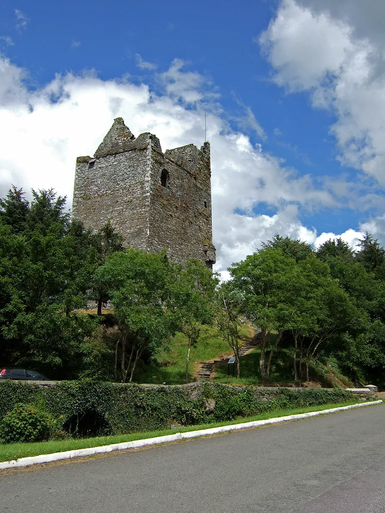 Photo showing: Ballynacarriga or Ballinacarriga Castle (Beal Ath na Carraig) was built in 1585 by Randal Hurley (Muirhily). Situated overlooking Ballynacarriga Lough, it is a large four storey tower house, whose walls are over 6 feet thick. The castle is in a good state of preservation, largely because up to the C19 it also served as a parish church.