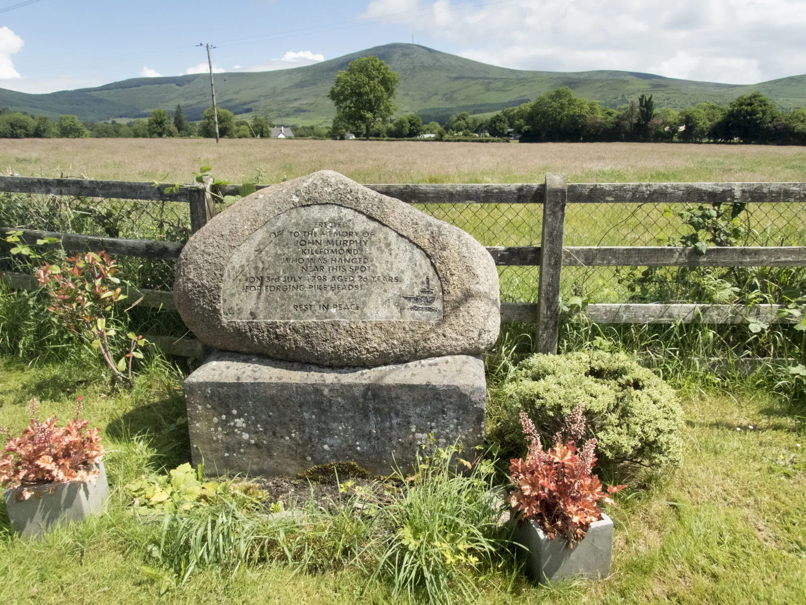 Photo showing: Memorial and mountain