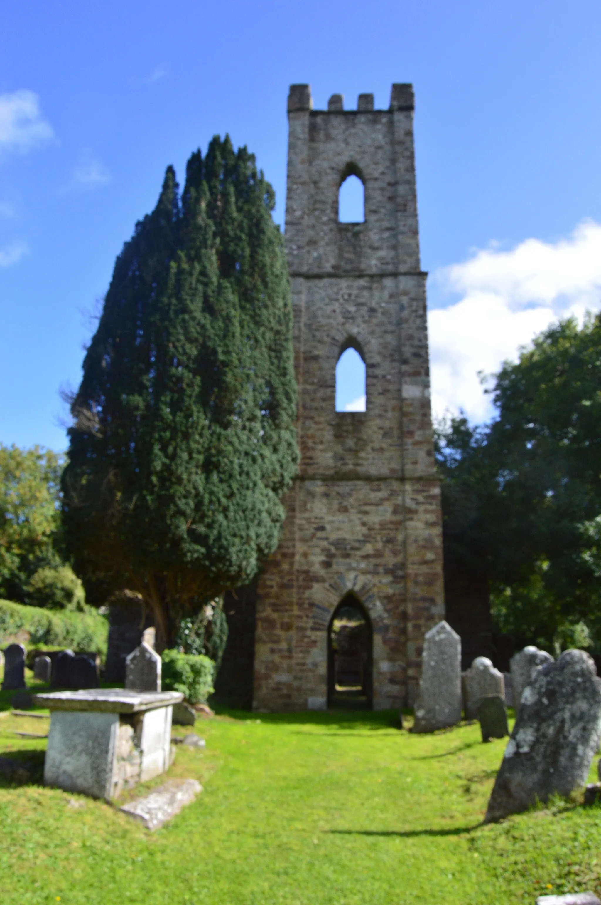Photo showing: Tower, church ruin and graveyard beside the banks of the River Bandon in Innishannon village, Co. Cork.