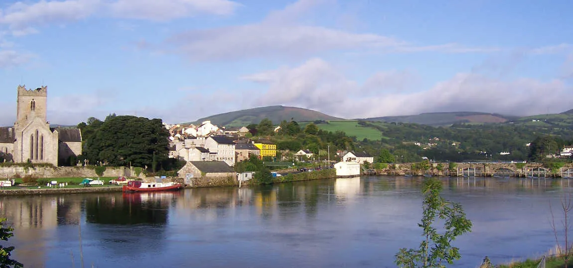 Photo showing: Killaloe, County Clare with the Shannon in the foreground and St Flannan's Cathedral on the left