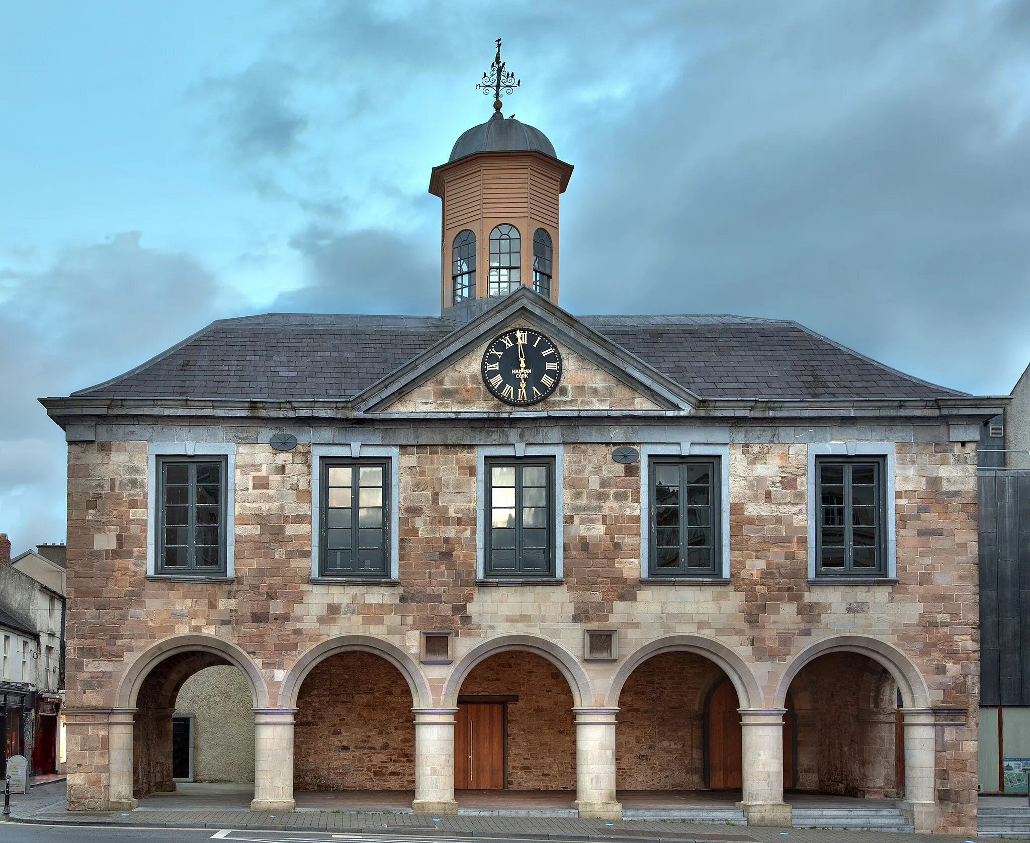 Photo showing: The Main Guard in Clonmel, Co Tipperary. This is under the control of the Office of Public Works and is a great space. The first floor is a fantastic exhibition space.