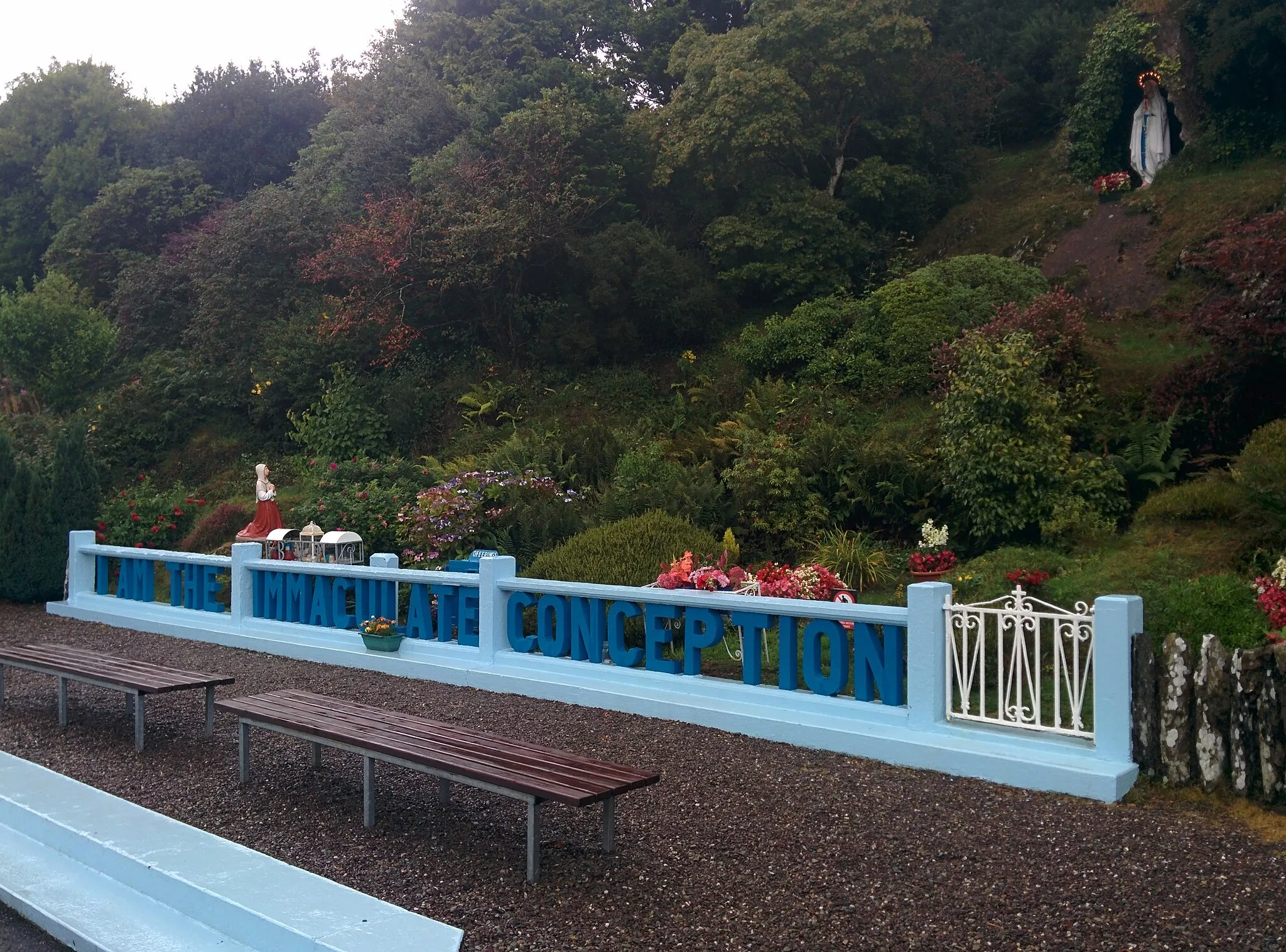 Photo showing: Shrine to Virgin Mary near Ballinspittle, County Cork, Ireland, site of Moving statues phenomenon in mid 1980s.