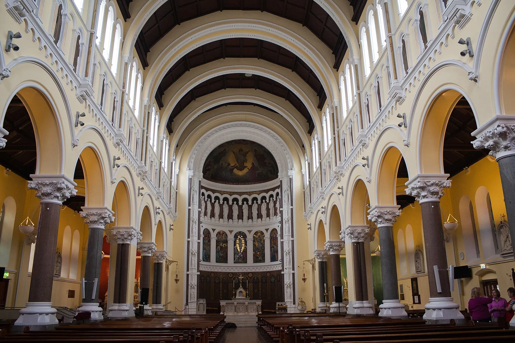 Photo showing: Nave, looking north towards the apse.