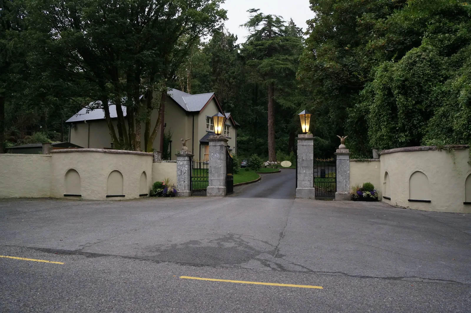 Photo showing: The entrance to Ballyseede Castle Hotel