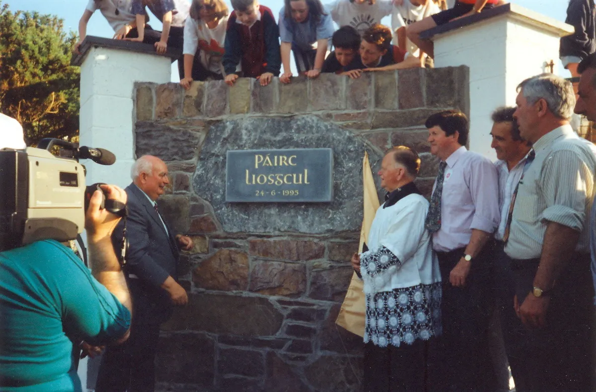 Photo showing: Opening of Paric Liosgcul by GAA President Jack Boothman June 1995.; Moss 15:03, 5 November 2015 (UTC)