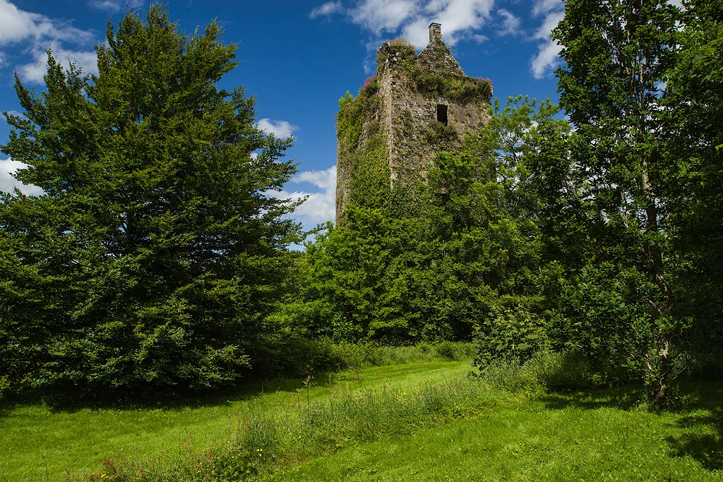 Photo showing: Castles of Munster: Carrignamuck, Cork Cormac Laidir MacCarthy is said to have built this late 15c tower now standing in the grounds of Dripsey Castle. It was during a bombardment by Lord Broghill in 1650 that the east wall was breached.