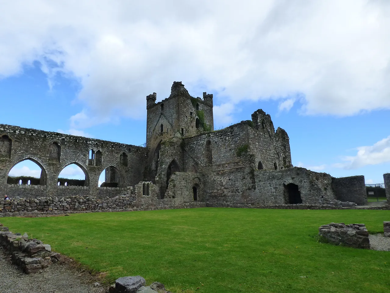 Photo showing: cloister of  Dunbrody Abbey