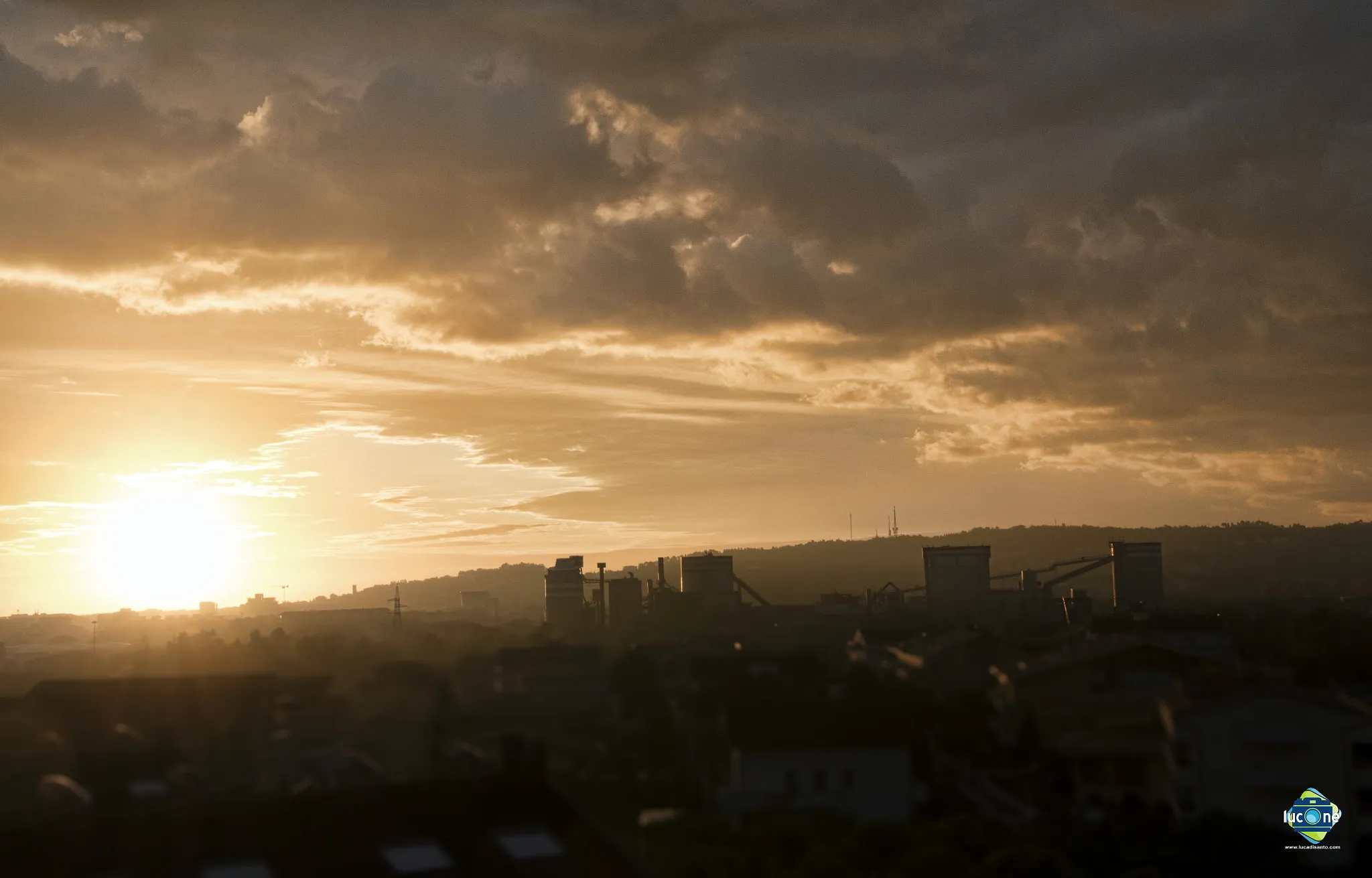 Photo showing: 500px provided description: urban sunrise [#sky ,#sunrise ,#morning ,#sun ,#clouds ,#italy ,#italia ,#balcony ,#alba ,#pescara ,#luca di santo]