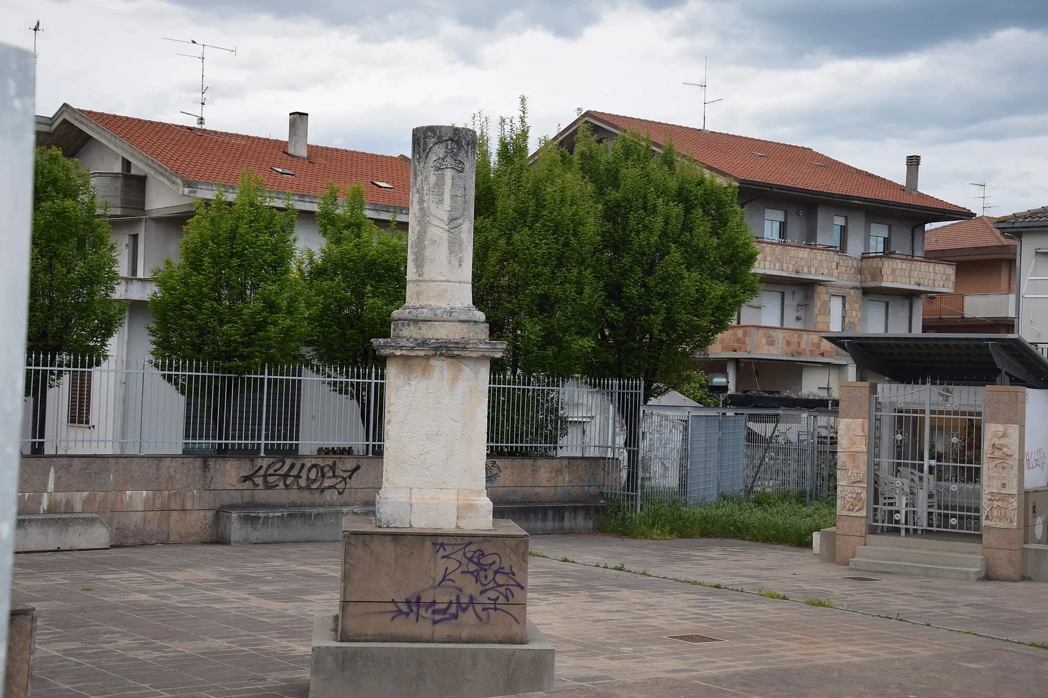 Photo showing: Colonna celebrativa della costruzione della via Vestina, Montesilvano