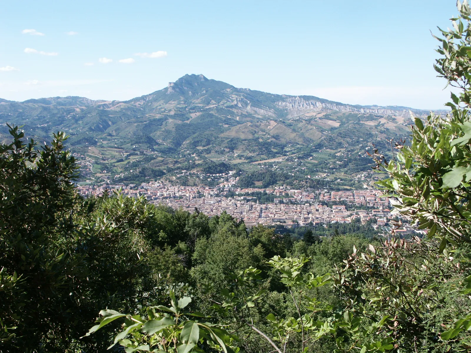 Photo showing: Panorama su Ascoli e sul Monte dell'Ascensione dall'Eremo di San Marco.
Autore: Maurizio Antonelli