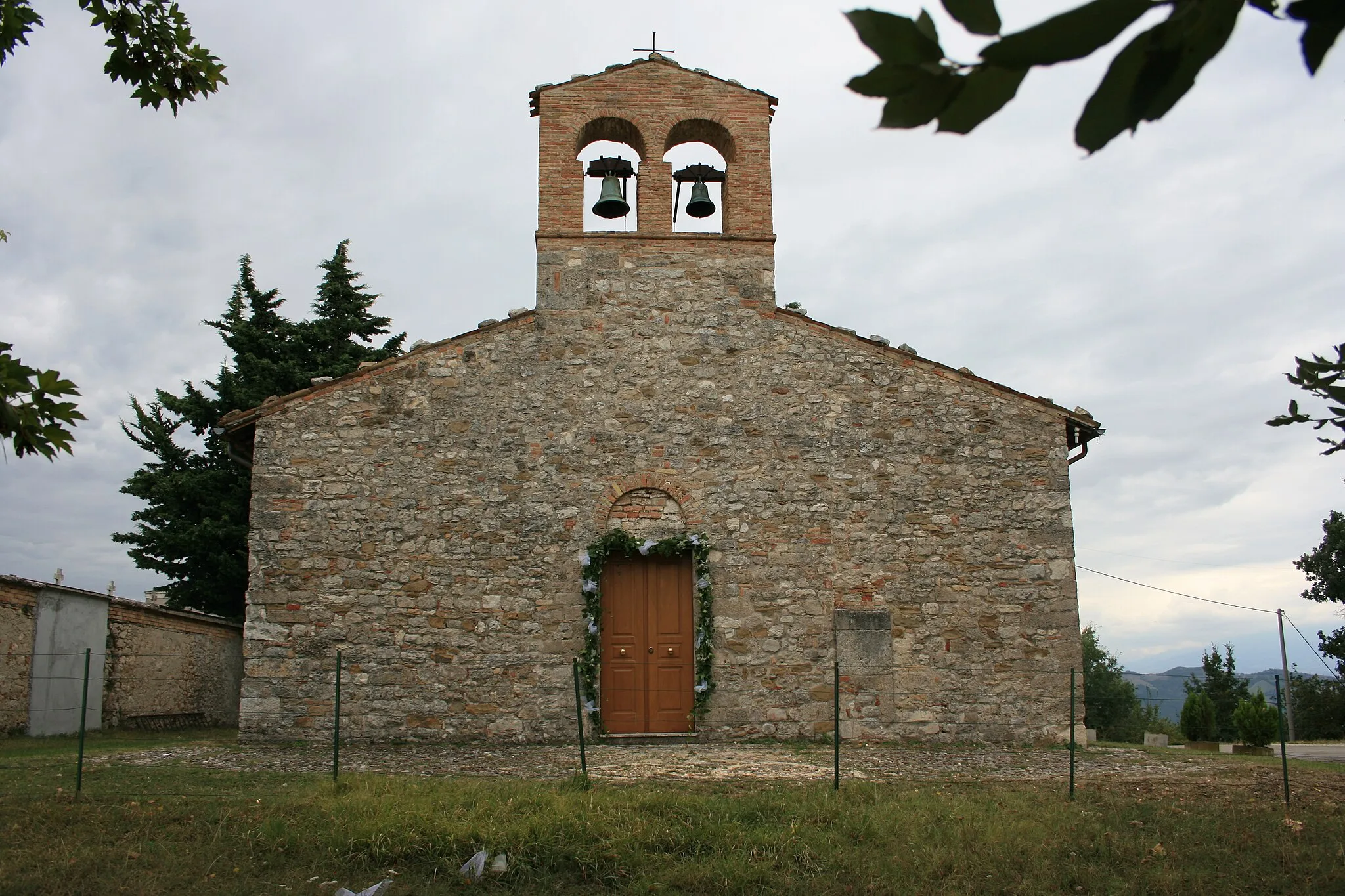 Photo showing: Facciata della chiesa di S. Maria de Praedis, Castagneto, Teramo, Italia