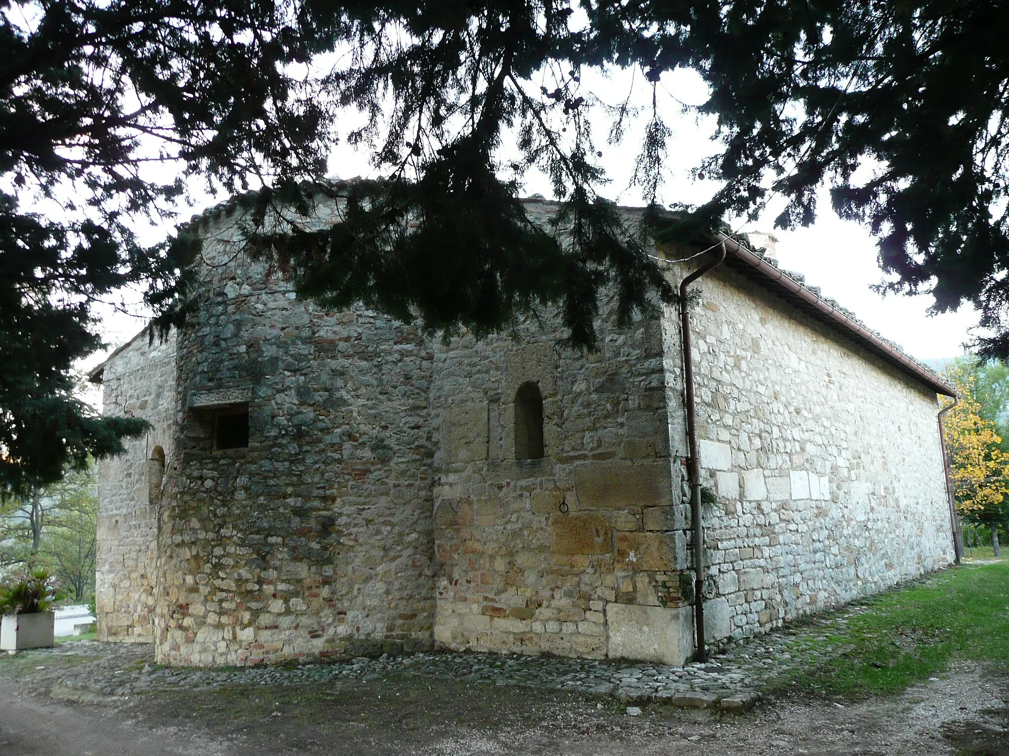 Photo showing: Santa Maria de Praediis, in Castagneto e Pantaneto, frazioni di Teramo, retro.