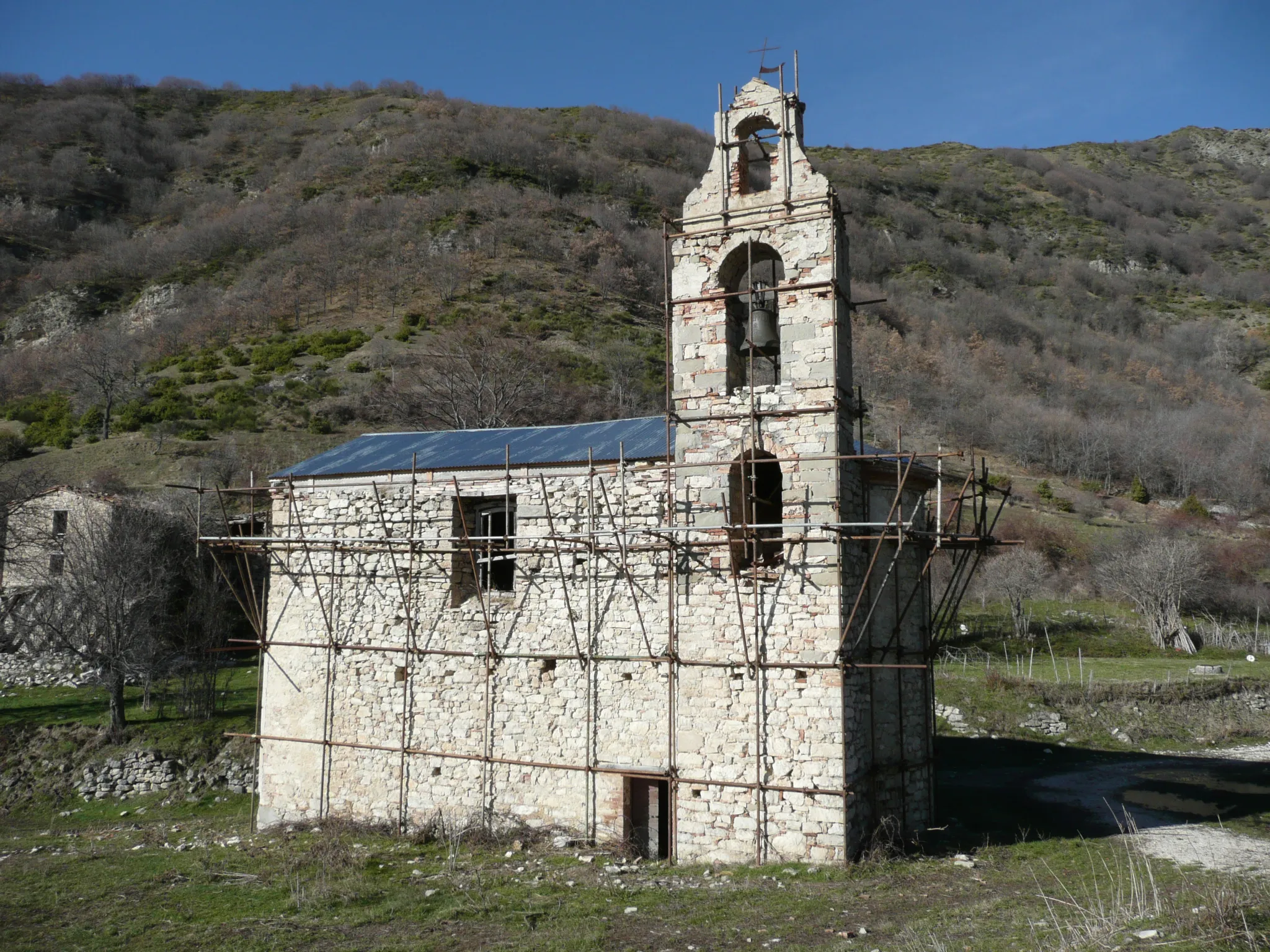 Photo showing: Valle Piola, frazione di Torricella Sicura e oramai villaggio disabitato: la Chiesa di San Nicola, puntellata perché pericolante.